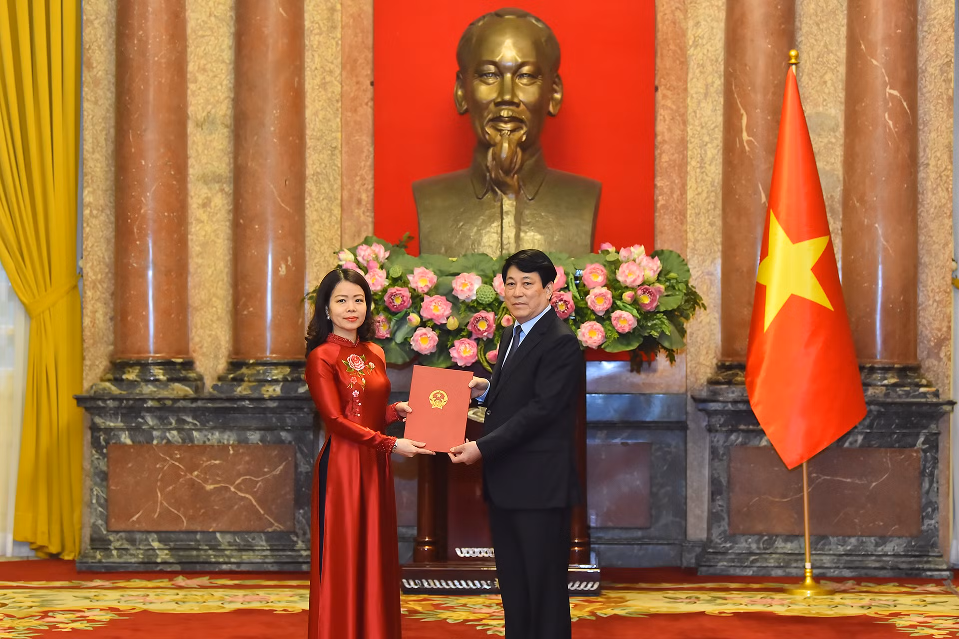 Chủ tịch nước Lương Cường trao Quyết định phong hàm Đại sứ nước Cộng hòa xã hội Chủ nghĩa Việt Nam bậc II cho Thứ trưởng Bộ Ngoại giao Nguyễn Minh Hằng. Chủ tịch nước Lương Cường trao Quyết định phong hàm Đại sứ nước Cộng hòa xã hội Chủ nghĩa Việt Nam bậc II cho Thứ trưởng Bộ Ngoại giao Nguyễn Minh Hằng.