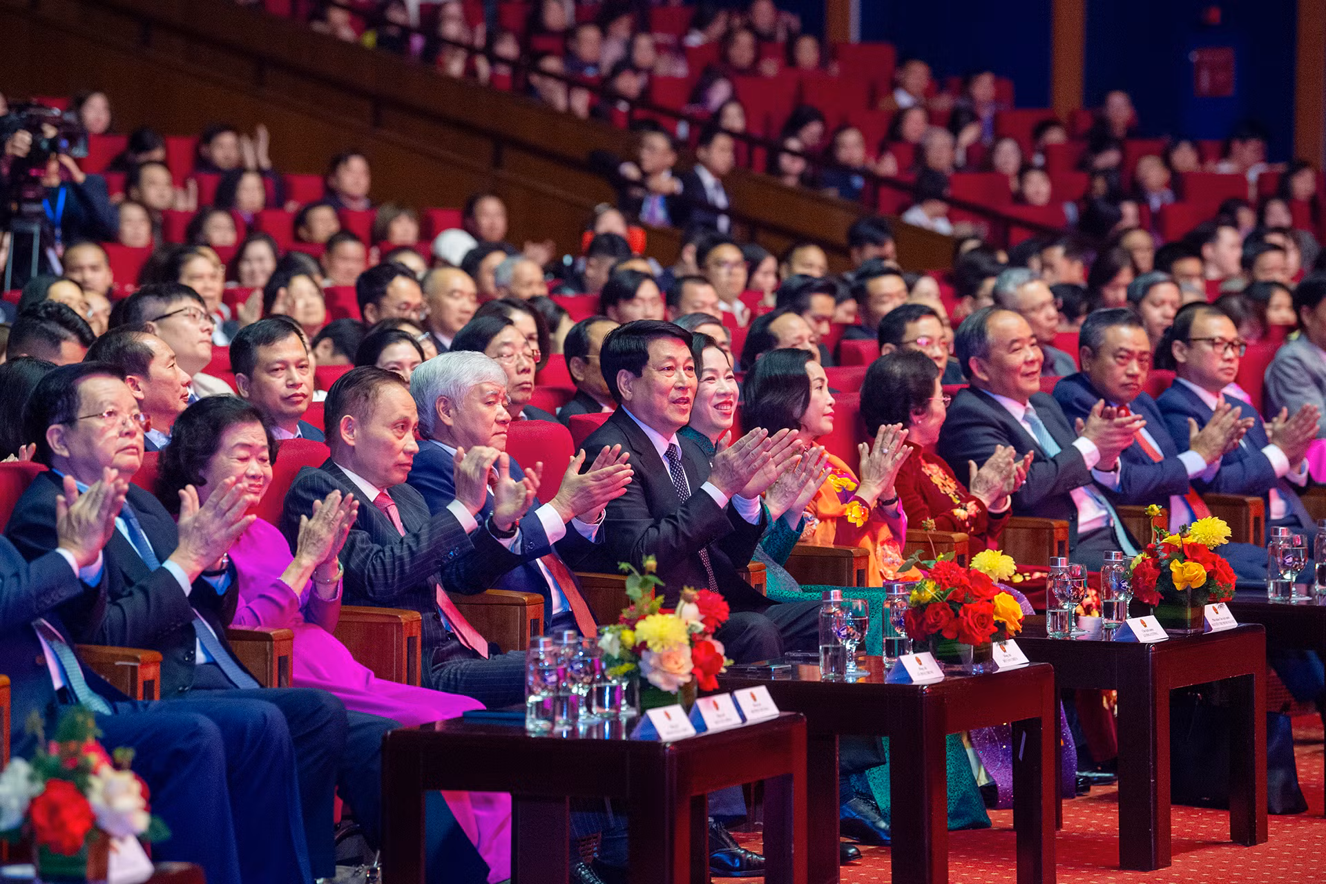Chủ tịch nước Lương Cường và Phu nhân cùng các đại biểu tham dự Chương trình. Chủ tịch nước Lương Cường và Phu nhân cùng các đại biểu tham dự Chương trình.