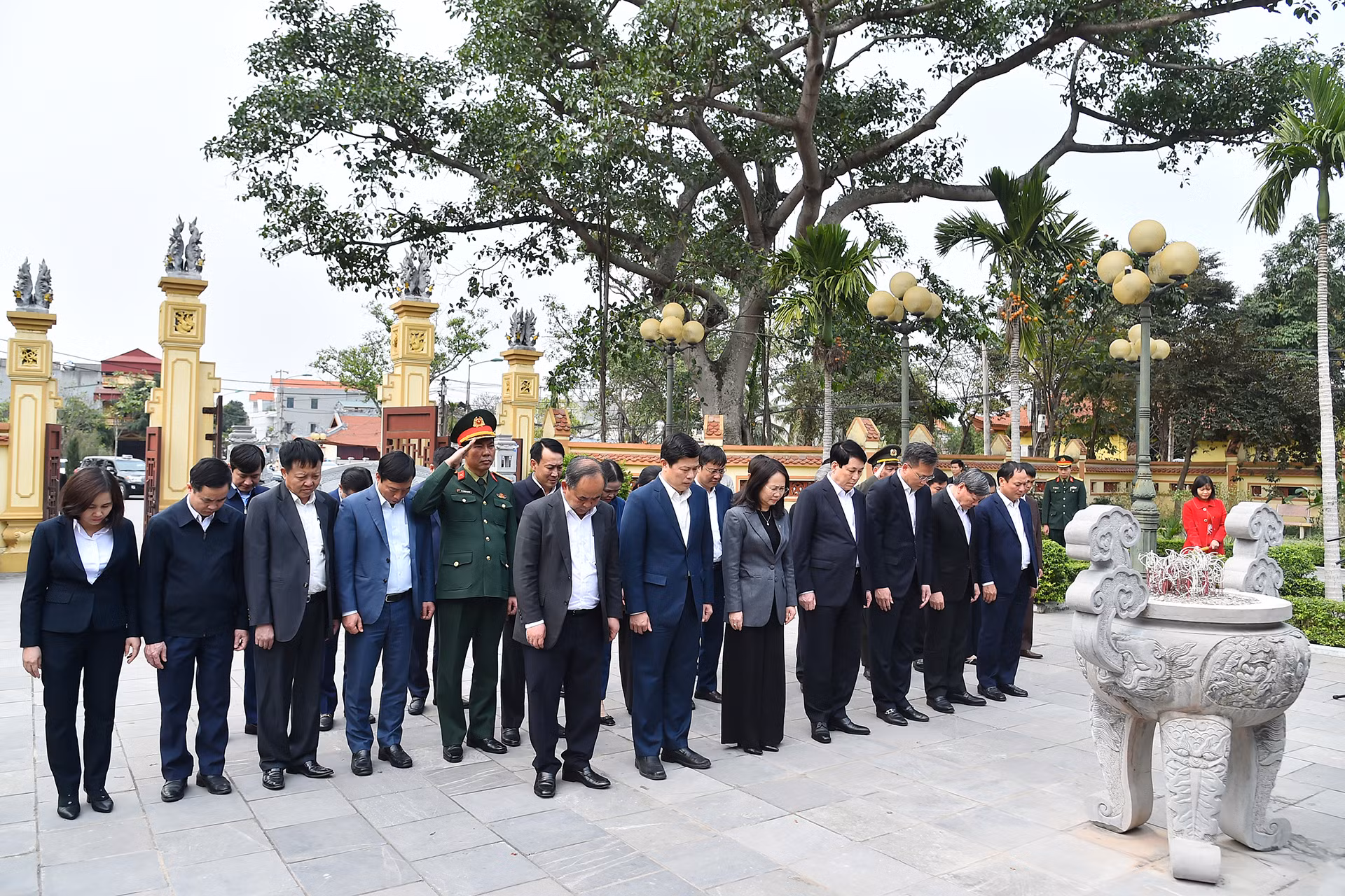 Chủ tịch nước Lương Cường và các đại biểu thành kính tưởng nhớ Trung tướng Nguyễn Bình.