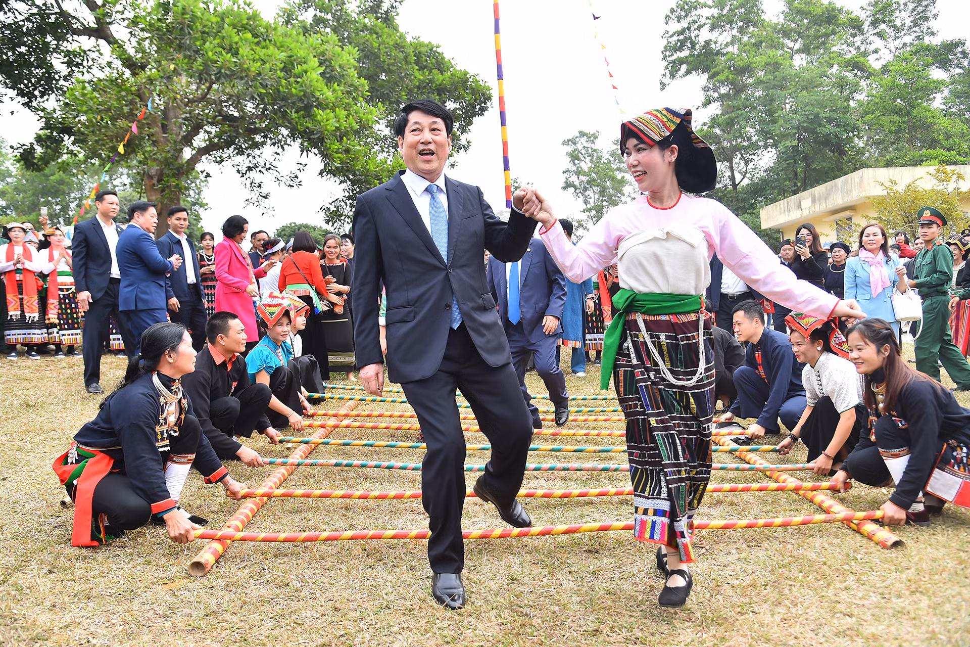 Chủ tịch nước Lương Cường chung vui cùng đồng bào các dân tộc tại “Hội xuân bản Mường”.