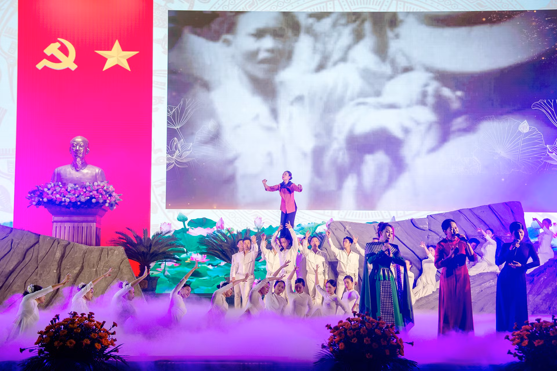 Tiết mục văn nghệ chào mừng hội thảo. Tiết mục văn nghệ chào mừng hội thảo.