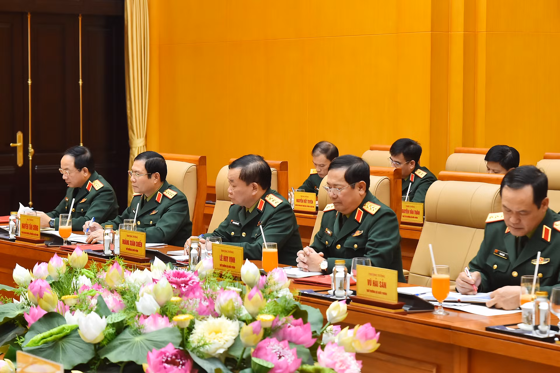 Các đồng chí lãnh đạo Bộ Quốc phòng tham dự buổi làm việc.