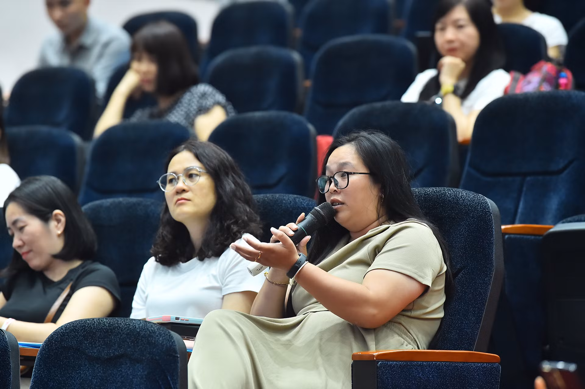 Đại diện các hãng lữ hành tham dự buổi toạ đàm đặt câu hỏi cho diễn giả. Đại diện các hãng lữ hành tham dự buổi toạ đàm đặt câu hỏi cho diễn giả.