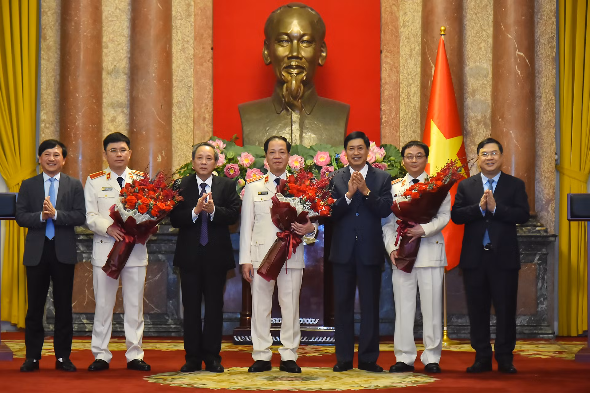 Đại diện lãnh đạo các Ban Đảng Trung ương chúc mừng các đồng chí được bổ nhiệm.