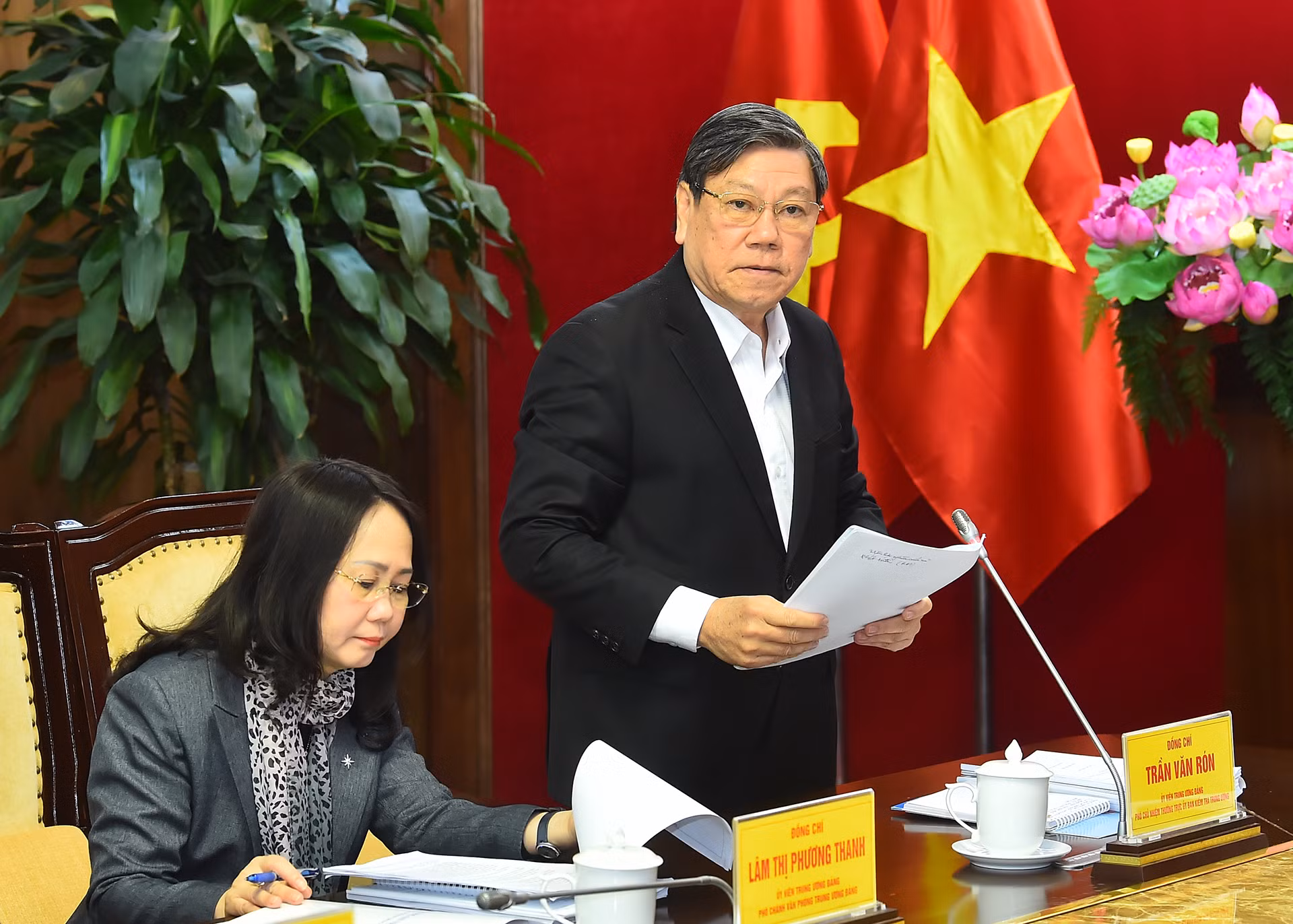 Đồng chí Trần Văn Rón, Ủy viên Trung ương Đảng, Phó Chủ nhiệm Thường trực Ủy ban Kiểm tra Trung ương, Phó Trưởng đoàn Thường trực Đoàn kiểm tra số 1907 trình bày Dự thảo Báo cáo kết quả kiểm tra đối với Ban Thường vụ Tỉnh ủy Quảng Ninh.
