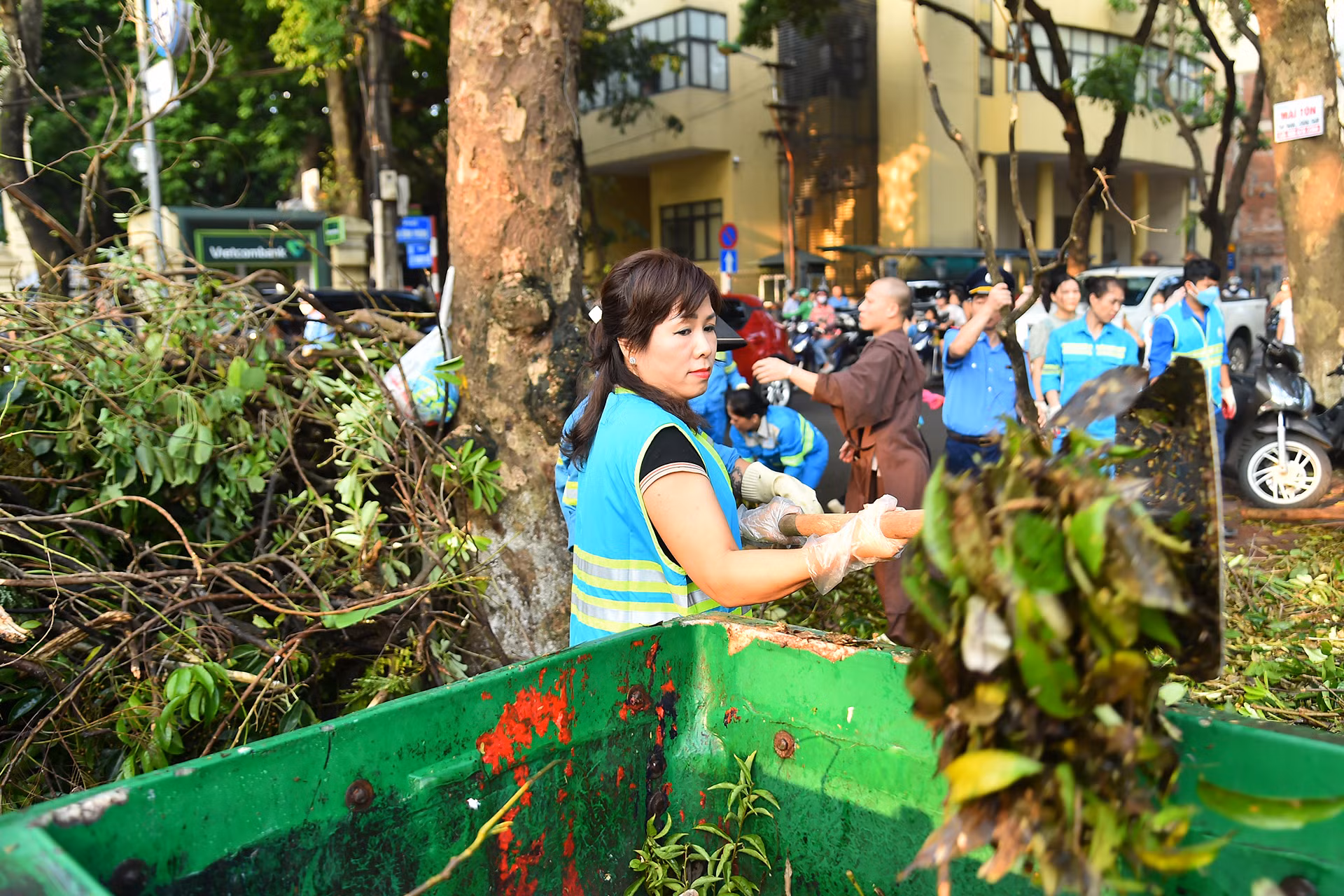 Cũng trong ngày hôm nay, người dân tại các khu vực trên địa bàn thành phố Hà Nội tham gia dọn dẹp vệ sinh môi trường, khắc phục hậu quả của bão số 3 trên khắp các tuyến phố, con đường.