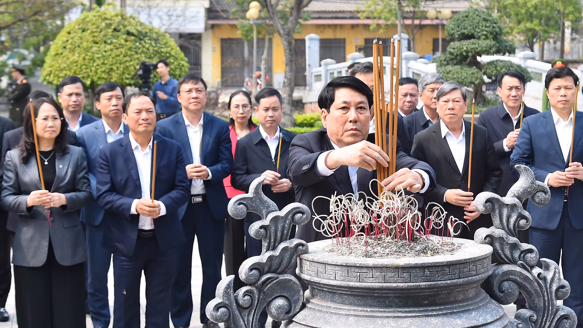 Chủ tịch nước Lương Cường dâng hương tưởng nhớ Tổng Bí thư Nguyễn Văn Linh tại Khu lưu niệm Tổng Bí thư Nguyễn Văn Linh.