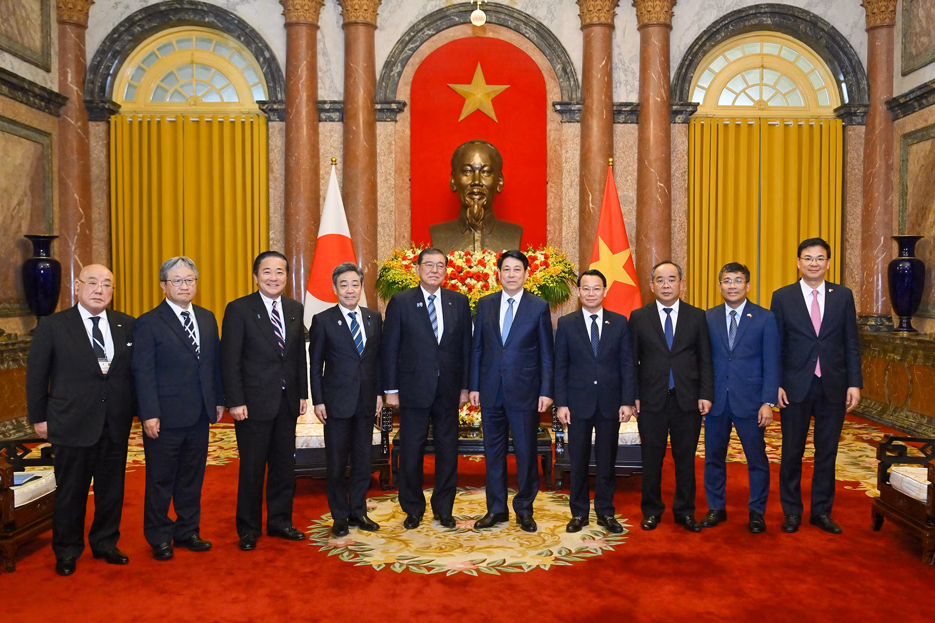 Chủ tịch nước Lương Cường và Thủ tướng Nhật Bản Ishiba Shigeru với các đại biểu tại buổi tiếp. Chủ tịch nước Lương Cường và Thủ tướng Nhật Bản Ishiba Shigeru với các đại biểu tại buổi tiếp.
