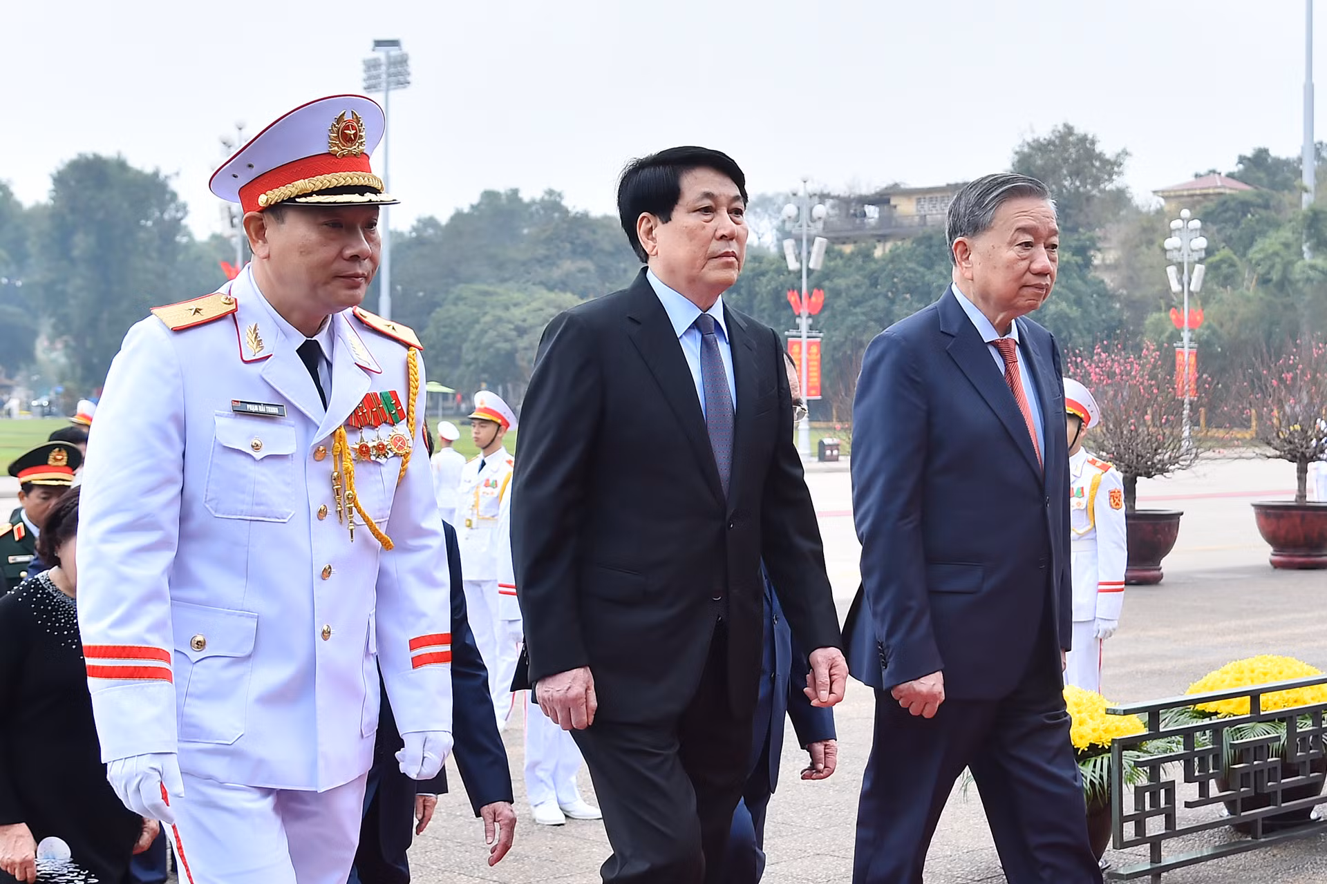 Tổng Bí thư Tô Lâm, Chủ tịch nước Lương Cường dẫn đầu đoàn đại biểu cấp cao vào Lăng viếng Chủ tịch Hồ Chí Minh. Tổng Bí thư Tô Lâm, Chủ tịch nước Lương Cường dẫn đầu đoàn đại biểu cấp cao vào Lăng viếng Chủ tịch Hồ Chí Minh.