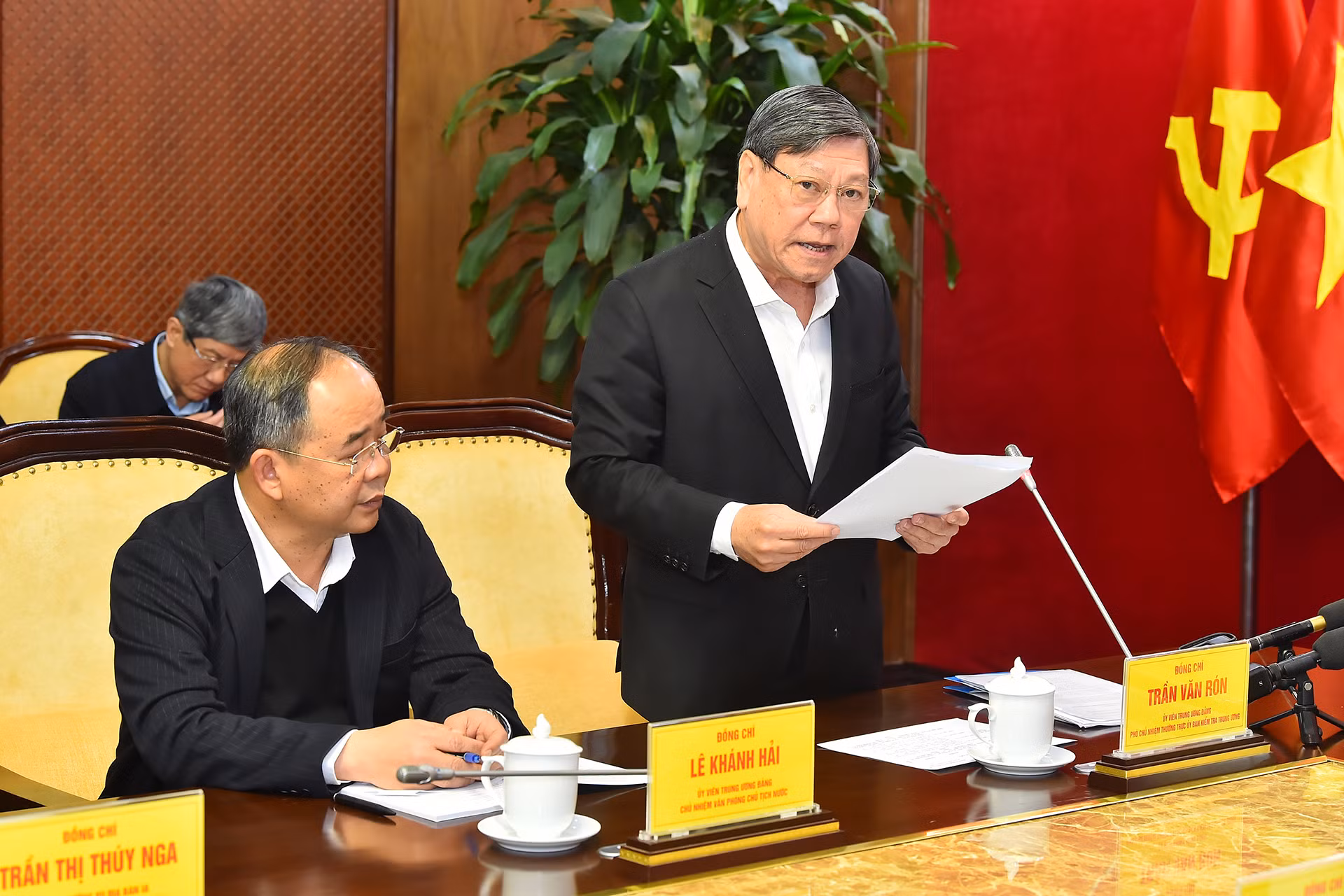 Đồng chí Trần Văn Rón, Ủy viên Trung ương Đảng, Phó Chủ nhiệm Thường trực Ủy ban Kiểm tra Trung ương, Phó Trưởng đoàn Thường trực Đoàn Kiểm tra số 1907 công bố quyết định.