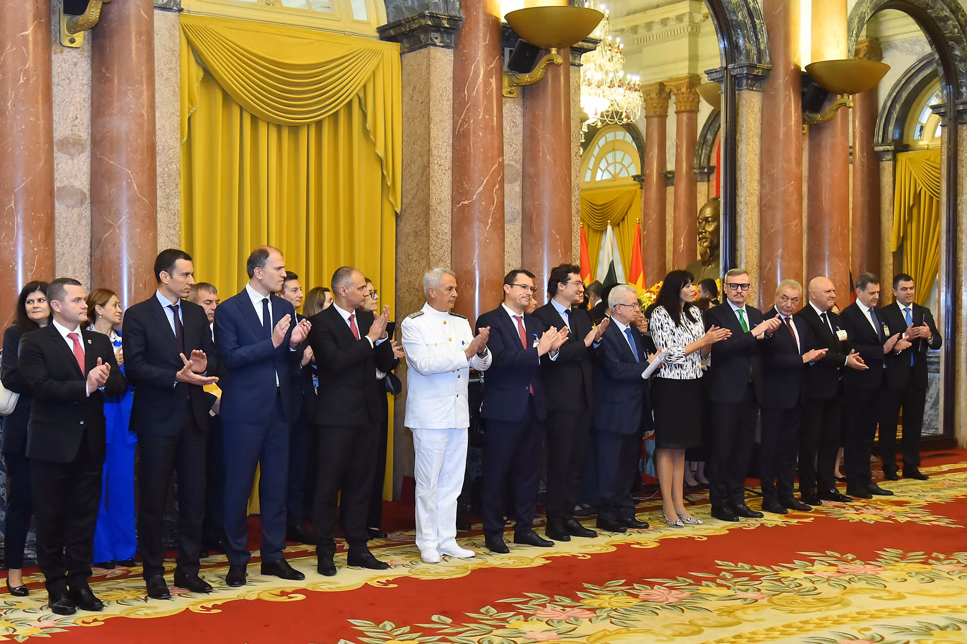 Các đại biểu tháp tùng Tổng thống Bulgaria Rumen Radev tại lễ trao văn kiện hợp tác giữa hai nước.
