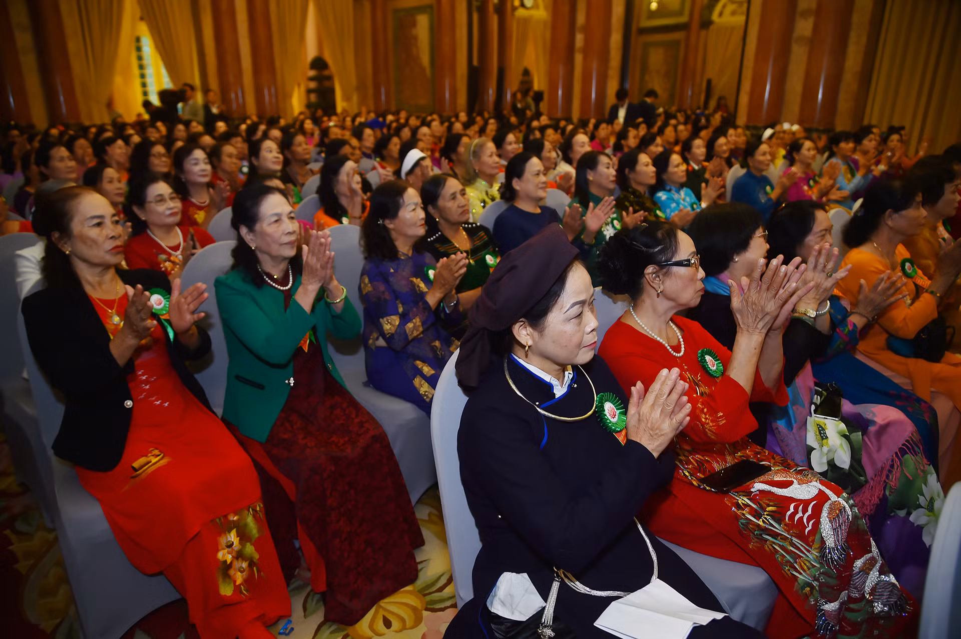Các đại biểu phụ nữ cao tuổi tiêu biểu toàn quốc tham buổi gặp mặt.