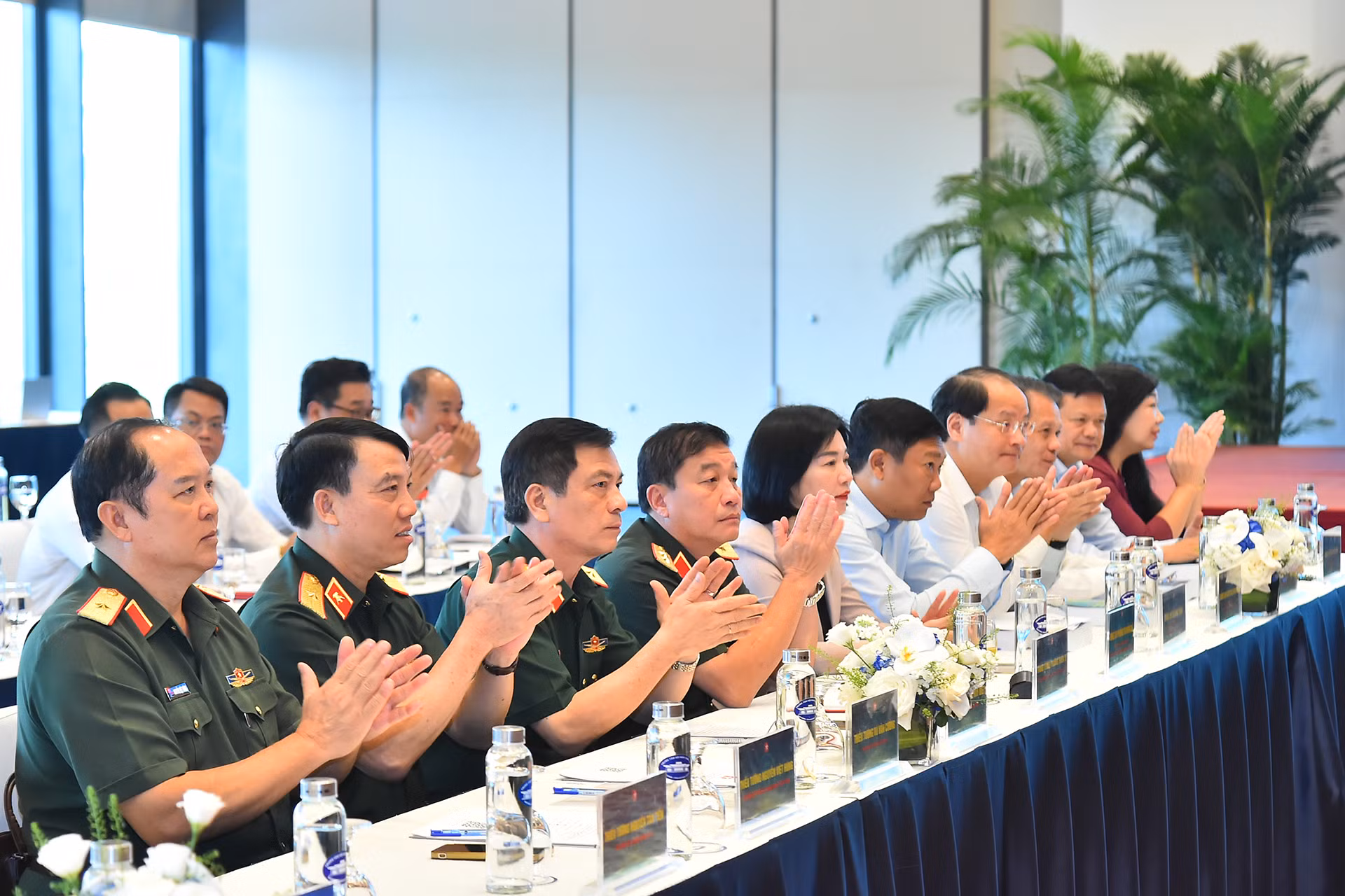 Các đại biểu tham dự Hội thảo khoa học quốc gia “Tầm nhìn mới, cơ hội mới xây dựng Thủ đô Hà Nội văn hiến-văn minh-hiện đại, thành phố kết nối toàn cầu”.