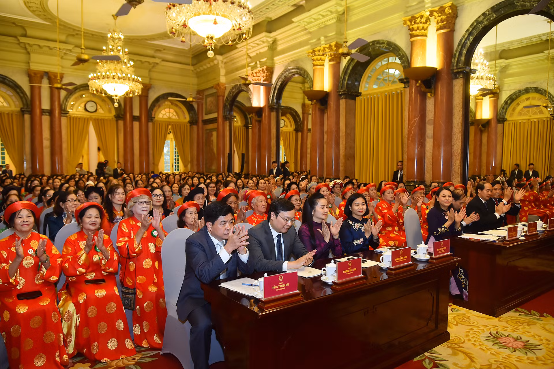 Buổi gặp mặt có sự tham gia của hơn 200 đại biểu phụ nữ cao tuổi tiêu biểu đại diện cho hơn 9 triệu phụ nữ cao tuổi toàn quốc trong phong trào xây dựng gia đình văn hóa, ấm no, hạnh phúc.