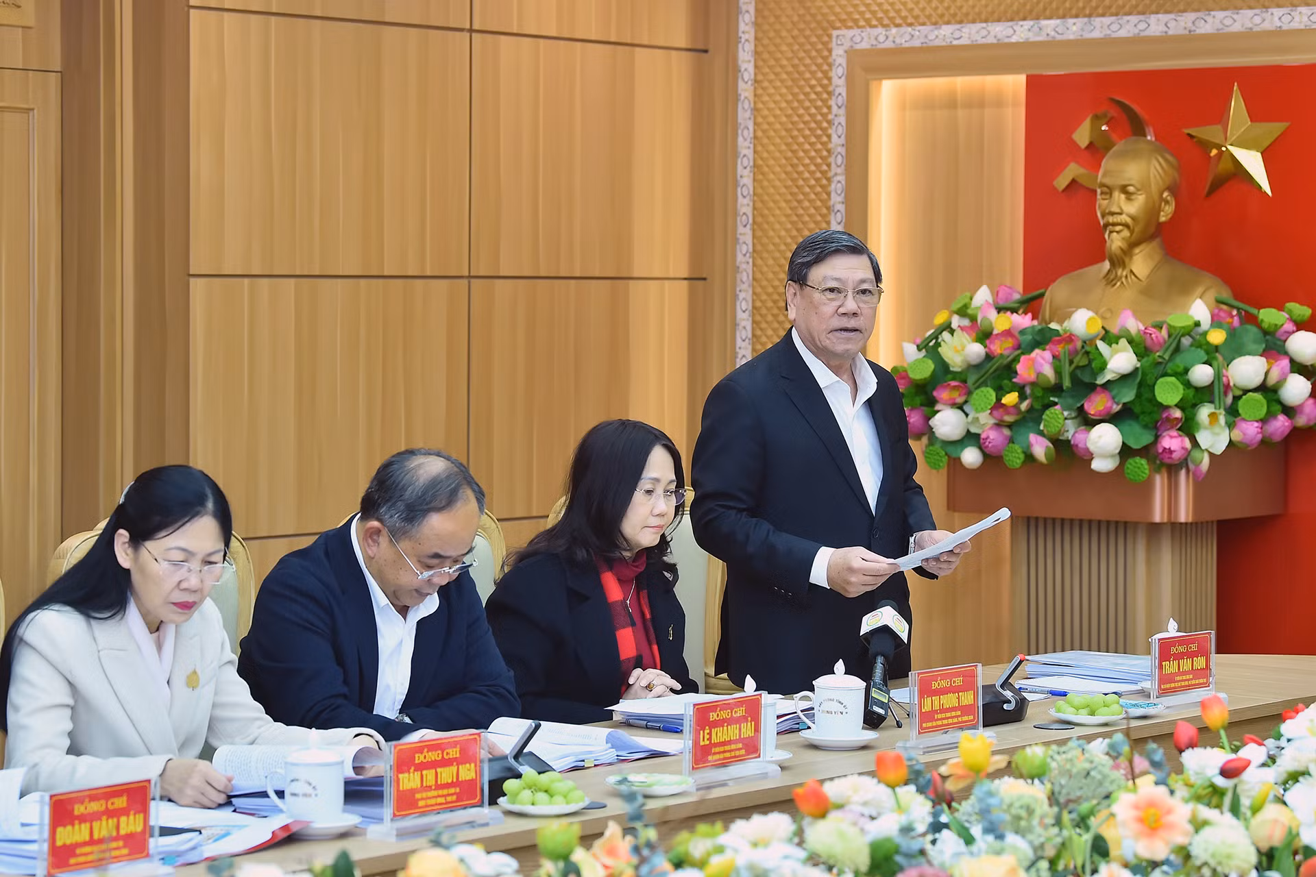 Đồng chí Trần Văn Rón, Ủy viên Trung ương Đảng, Phó Chủ nhiệm Thường trực Ủy ban Kiểm tra Trung ương, Phó Trưởng đoàn Thường trực Đoàn Kiểm tra số 1907 công bố quyết định.