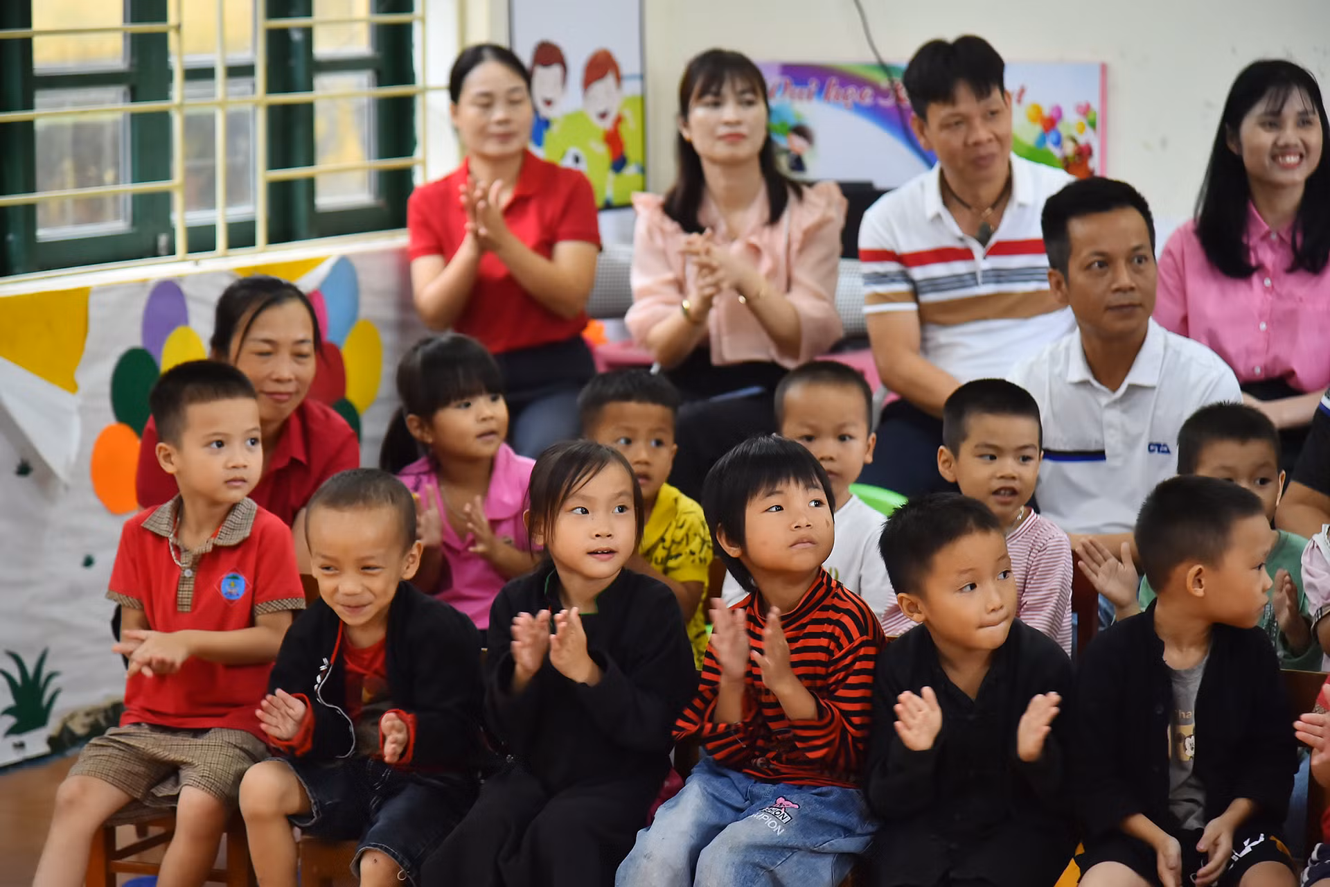 Cô và trò Trường mầm non Hợp Thành tại buổi lễ.