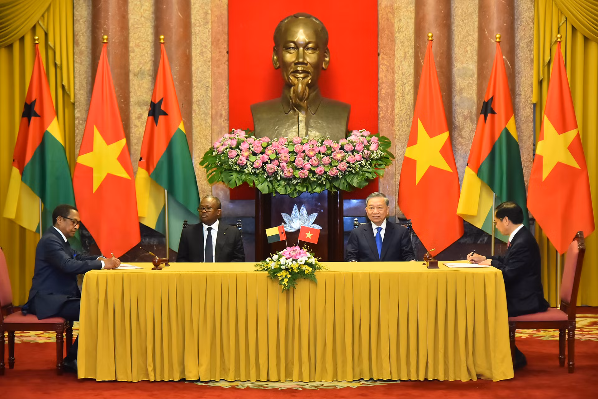 Tổng Bí thư, Chủ tịch nước Tô Lâm và Tổng thống Cộng hòa Guinea-Bissau Umaro Sissoco Embaló chứng kiến lễ ký Bản ghi nhớ về cơ chế tham vấn chính trị và ngoại giao giữa Bộ Ngoại giao nước Cộng hòa xã hội chủ nghĩa Việt Nam và Bộ ngoại giao, Hợp tác quốc tế và cộng đồng Cộng hòa Guinea-Bissau.