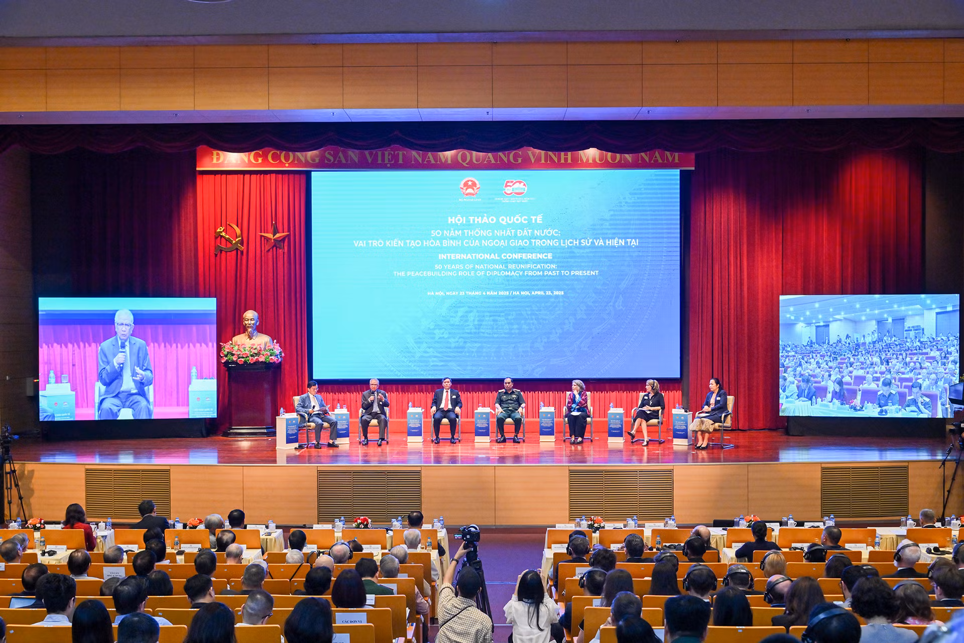 Quang cảnh Hội thảo quốc tế với chủ đề “50 năm thống nhất đất nước: Vai trò kiến tạo của Ngoại giao trong lịch sử và hiện tại”.
