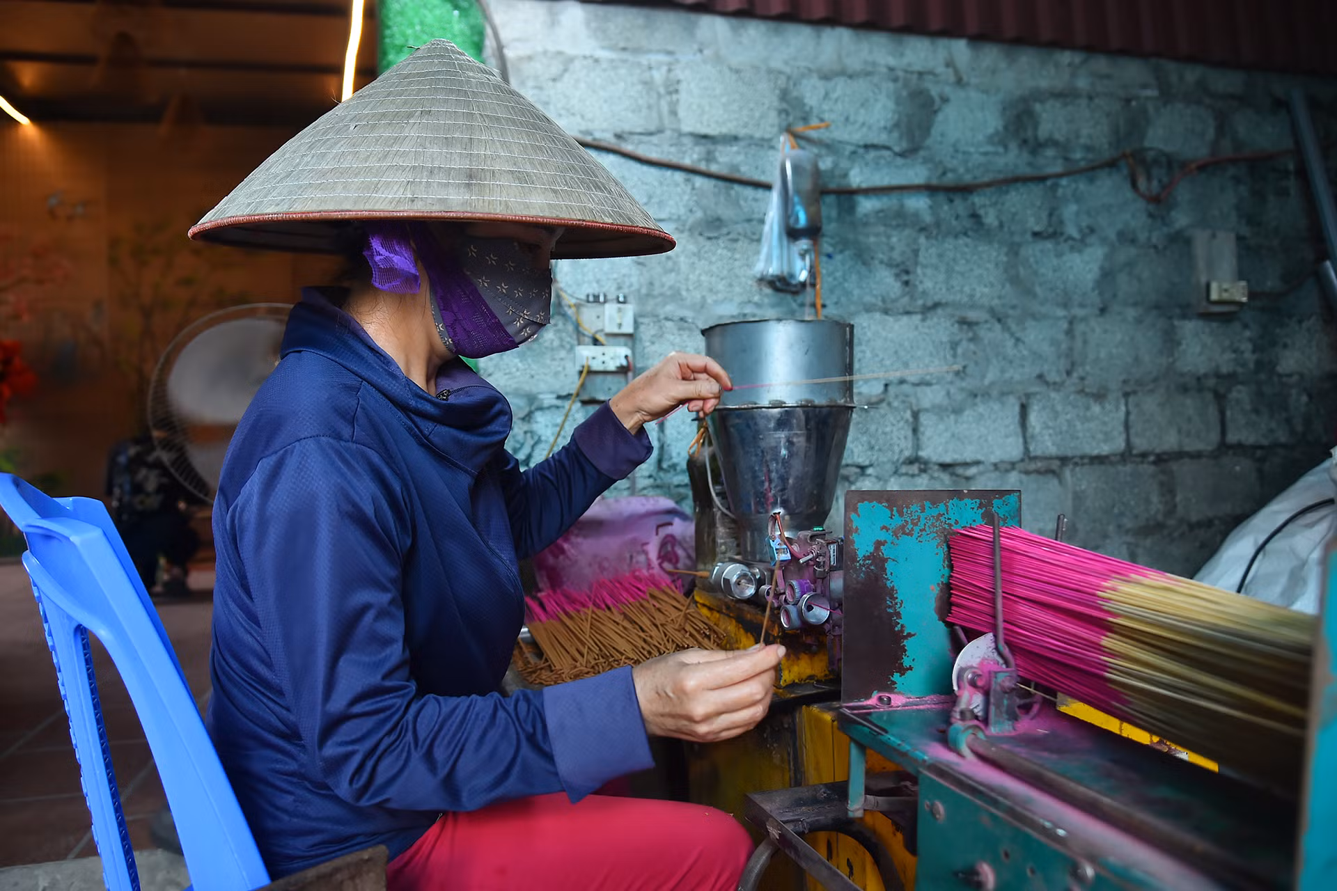 Đoàn Famtrip đã tới tham quan và trải nghiệm thực tế tại cơ sở sản xuất hương truyền thống Từ Bi Hương. Sản phẩm của cơ sở này được công nhận là sản phẩm OCOP 4 sao.