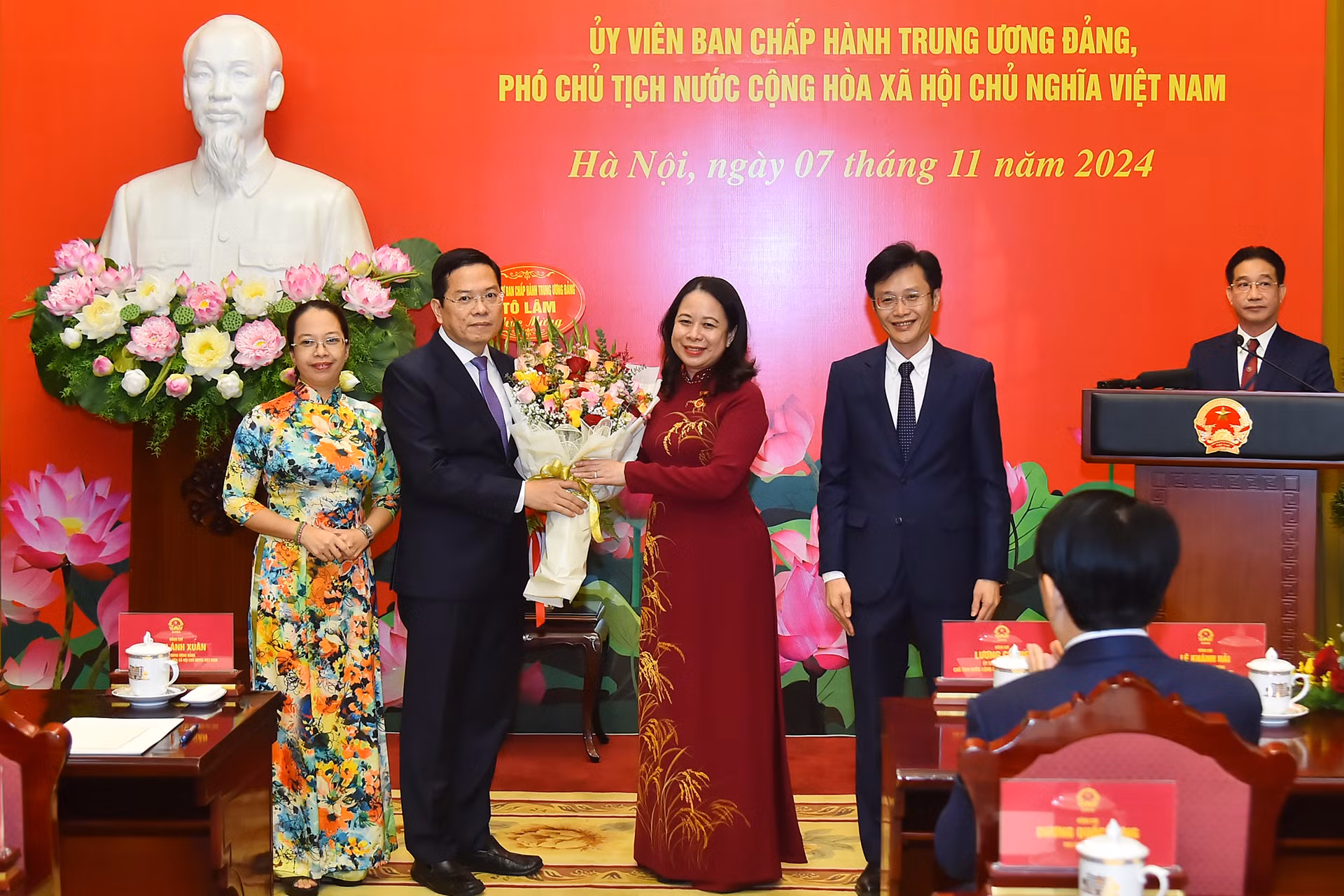 Phó Chủ tịch nước Võ Thị Ánh Xuân nhận hoa chúc mừng từ các đại biểu.