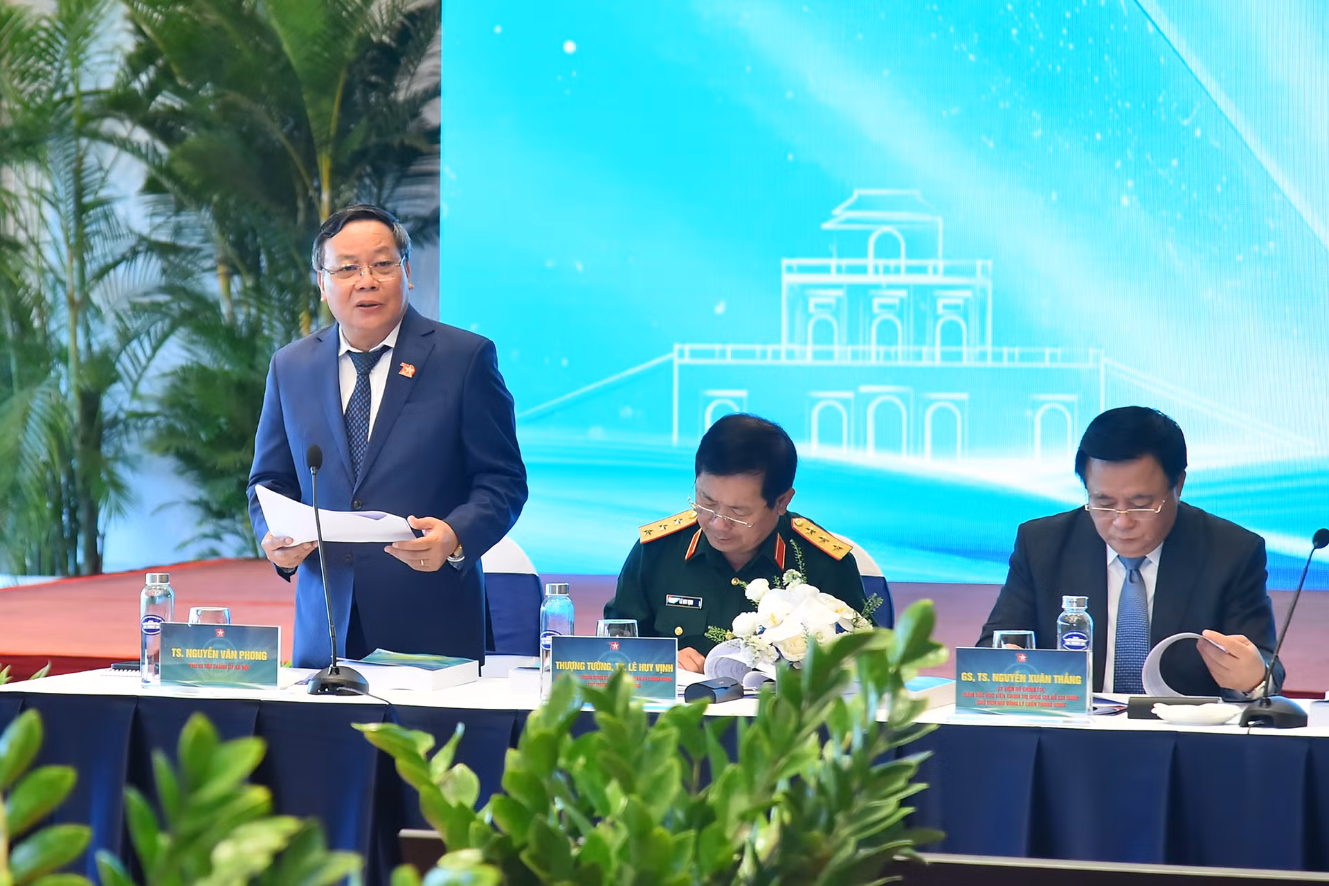Phó Bí thư Thành ủy Hà Nội Nguyễn Văn Phong điều hành nội dung thảo luận tại hội thảo.