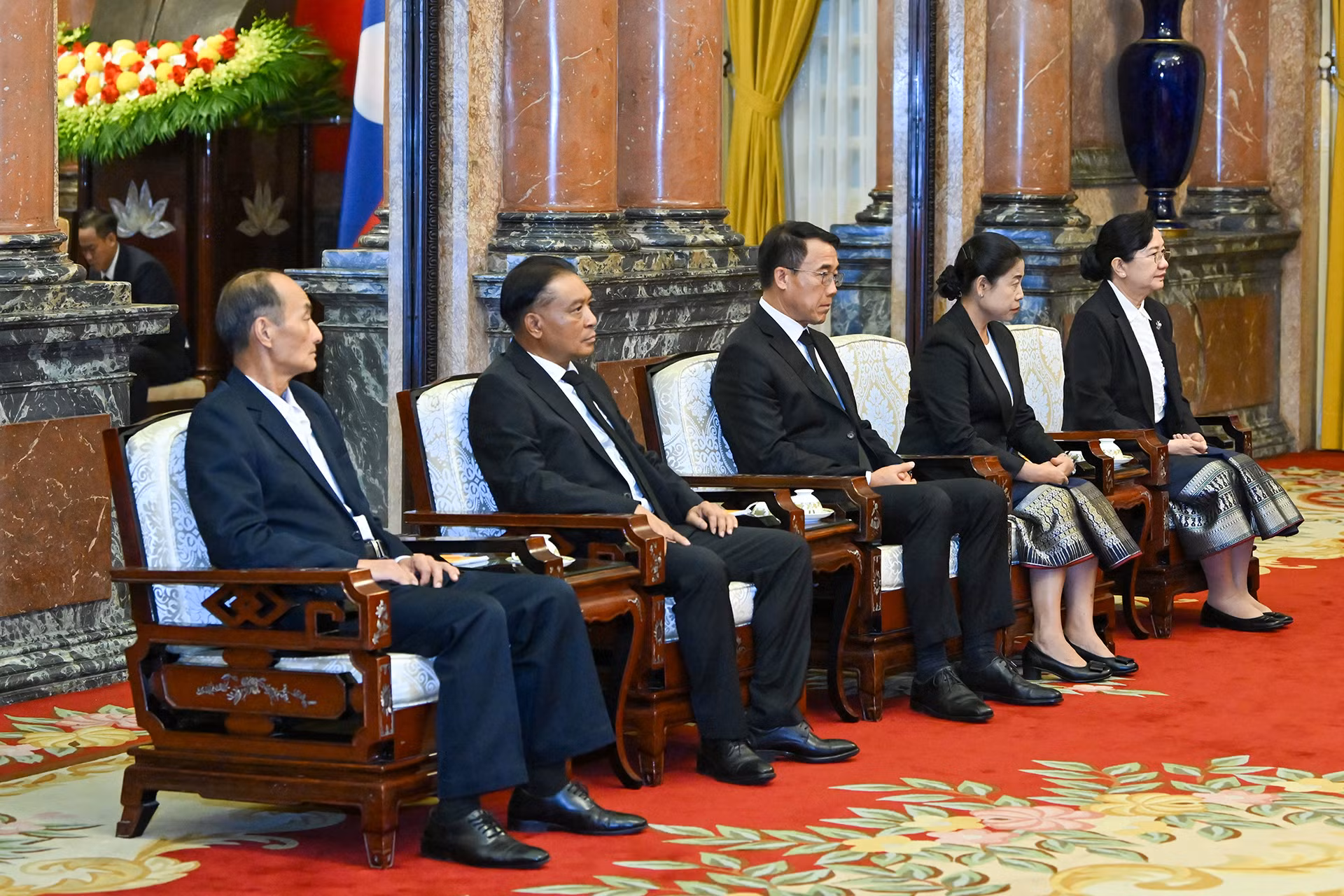 Các đại biểu tháp tùng Phó Chủ tịch nước Lào Pany Yathotou tại buổi tiếp.