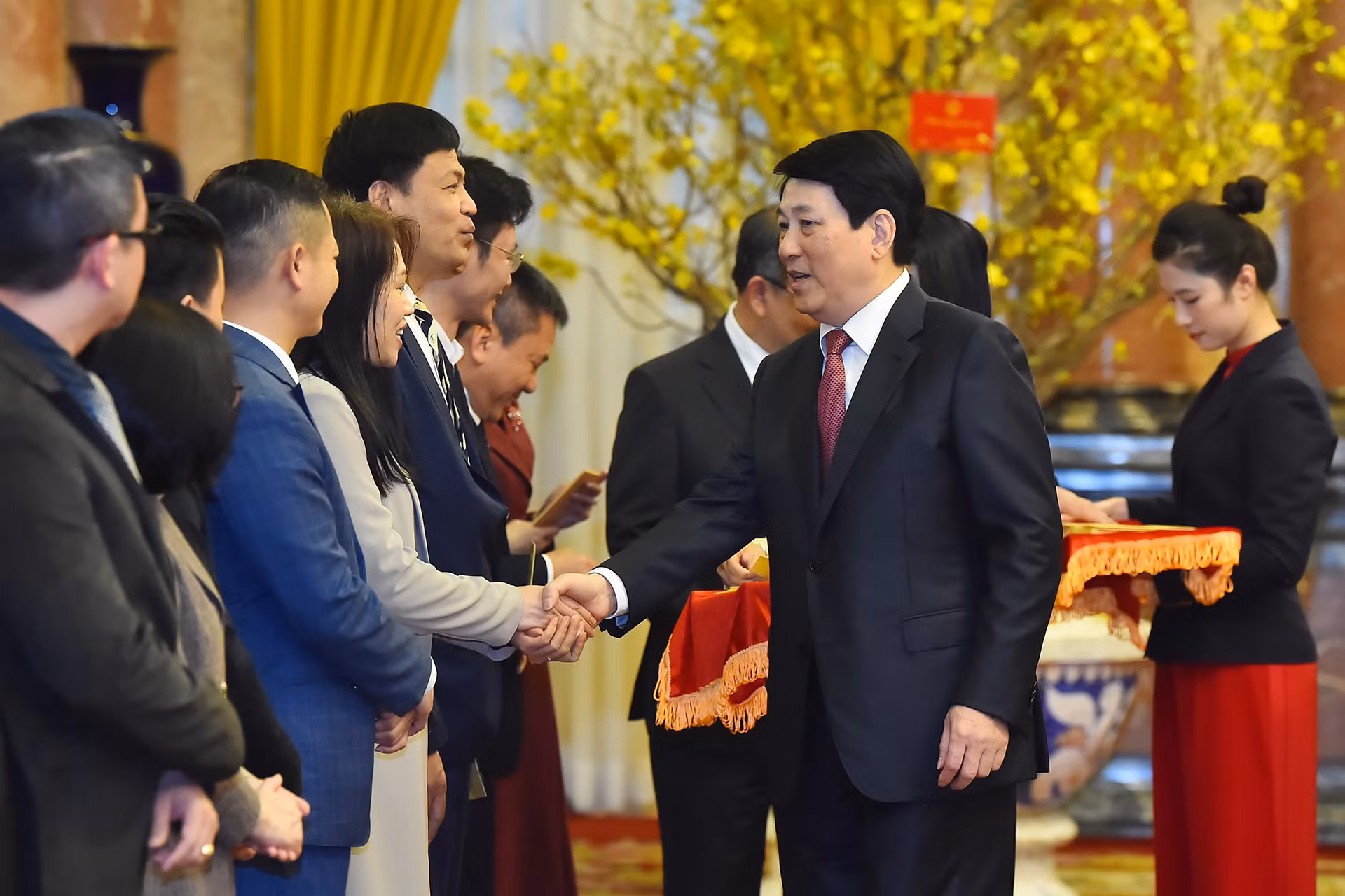 Chủ tịch nước Lương Cường và cán bộ, nhân viên Văn phòng Chủ tịch nước tại buổi gặp mặt. Chủ tịch nước Lương Cường và cán bộ, nhân viên Văn phòng Chủ tịch nước tại buổi gặp mặt.