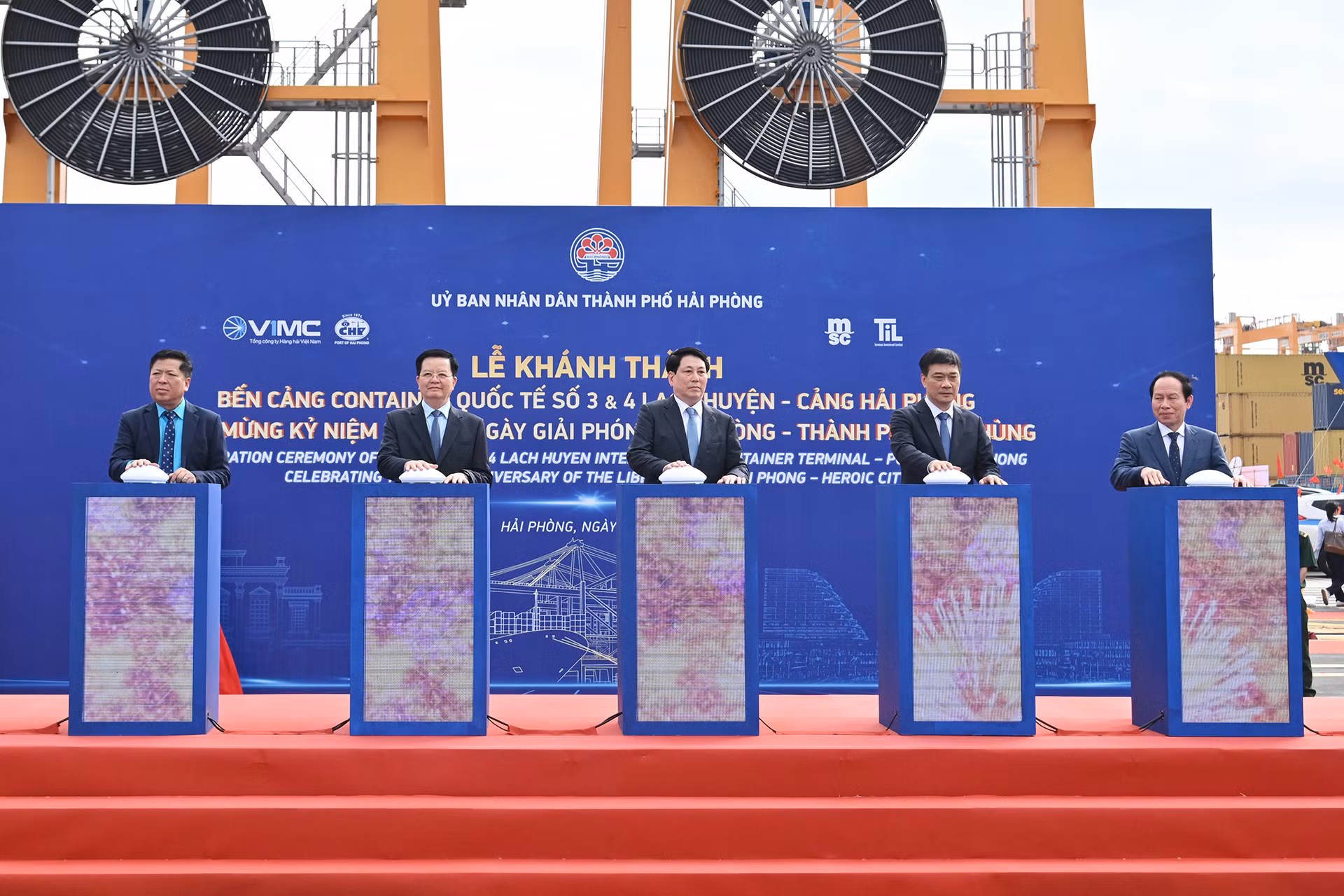 Chủ tịch nước Lương Cường và các đại biểu bấm nút khánh thành bến cảng container quốc tế số 3 và 4 Lạch Huyện, Cảng Hải Phòng.