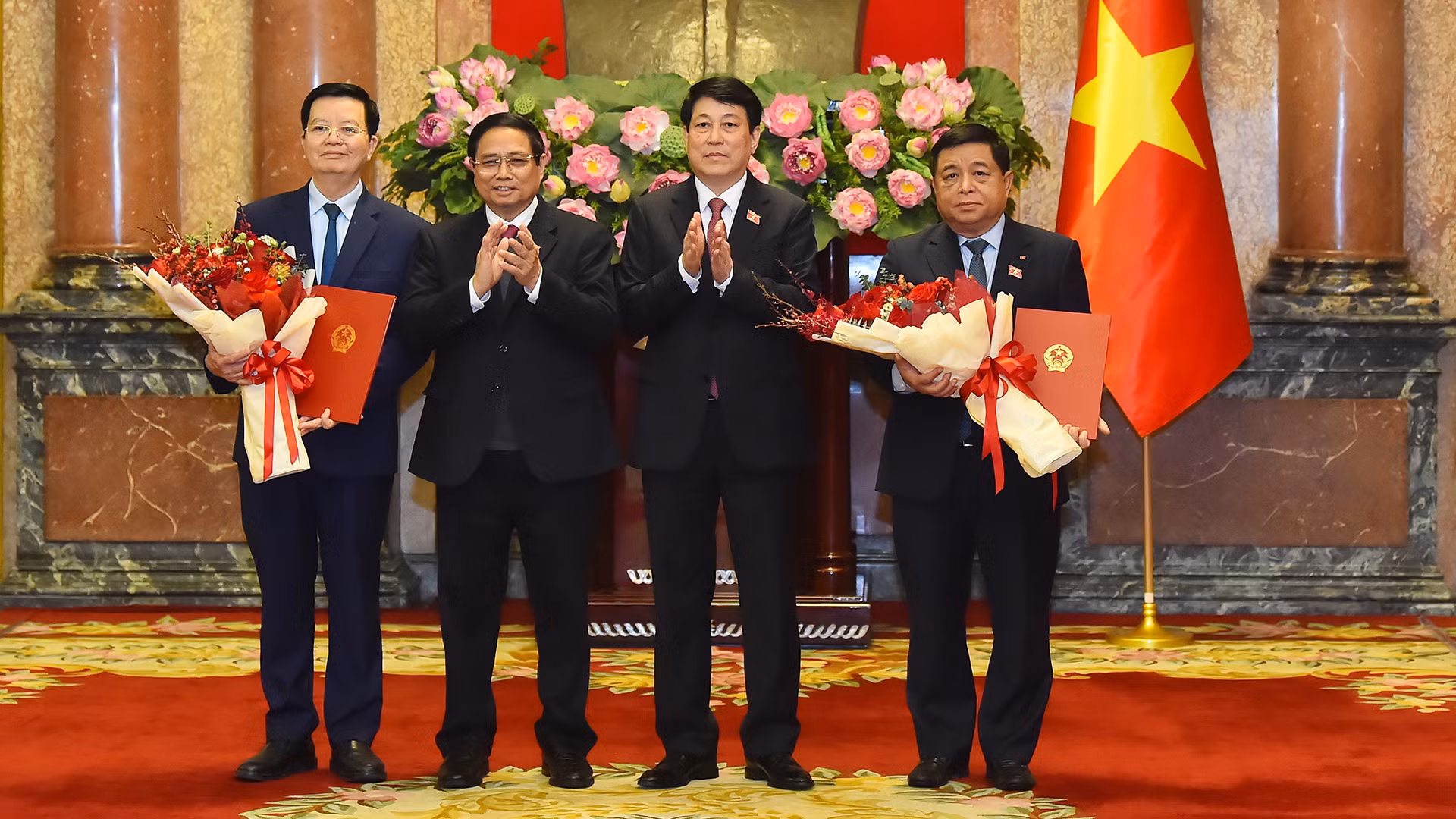 Chủ tịch nước Lương Cường và Thủ tướng Phạm Minh Chính chúc mừng các Phó Thủ tướng Chính phủ: Nguyễn Chí Dũng và Mai Văn Chính.