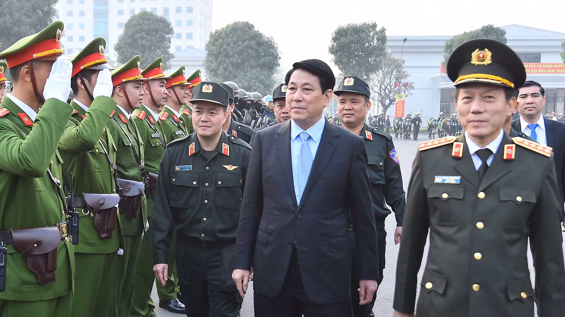 Chủ tịch nước Lương Cường tới thăm, chúc Tết cán bộ, chiến sĩ Bộ tư lệnh Cảnh sát cơ động.