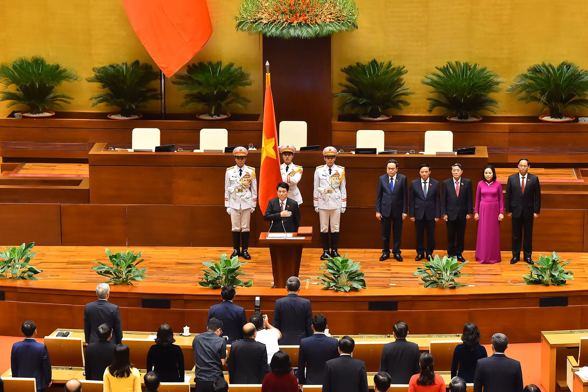 Thực hiện nghi thức tuyên thệ trước Quốc hội, Chủ tịch nước Lương Cường nói: “Dưới cờ đỏ sao vàng thiêng liêng của Tổ quốc, trước Quốc hội và đồng bào cử tri cả nước, tôi - Lương Cường, Chủ tịch nước Cộng hòa xã hội chủ nghĩa Việt Nam, xin tuyên thệ: Tuyệt đối trung thành với Tổ quốc, với nhân dân, với Hiến pháp nước Cộng hòa xã hội chủ nghĩa Việt Nam, nỗ lực phấn đấu hoàn thành tốt nhiệm vụ được Đảng, Nhà nước và nhân dân giao phó”.