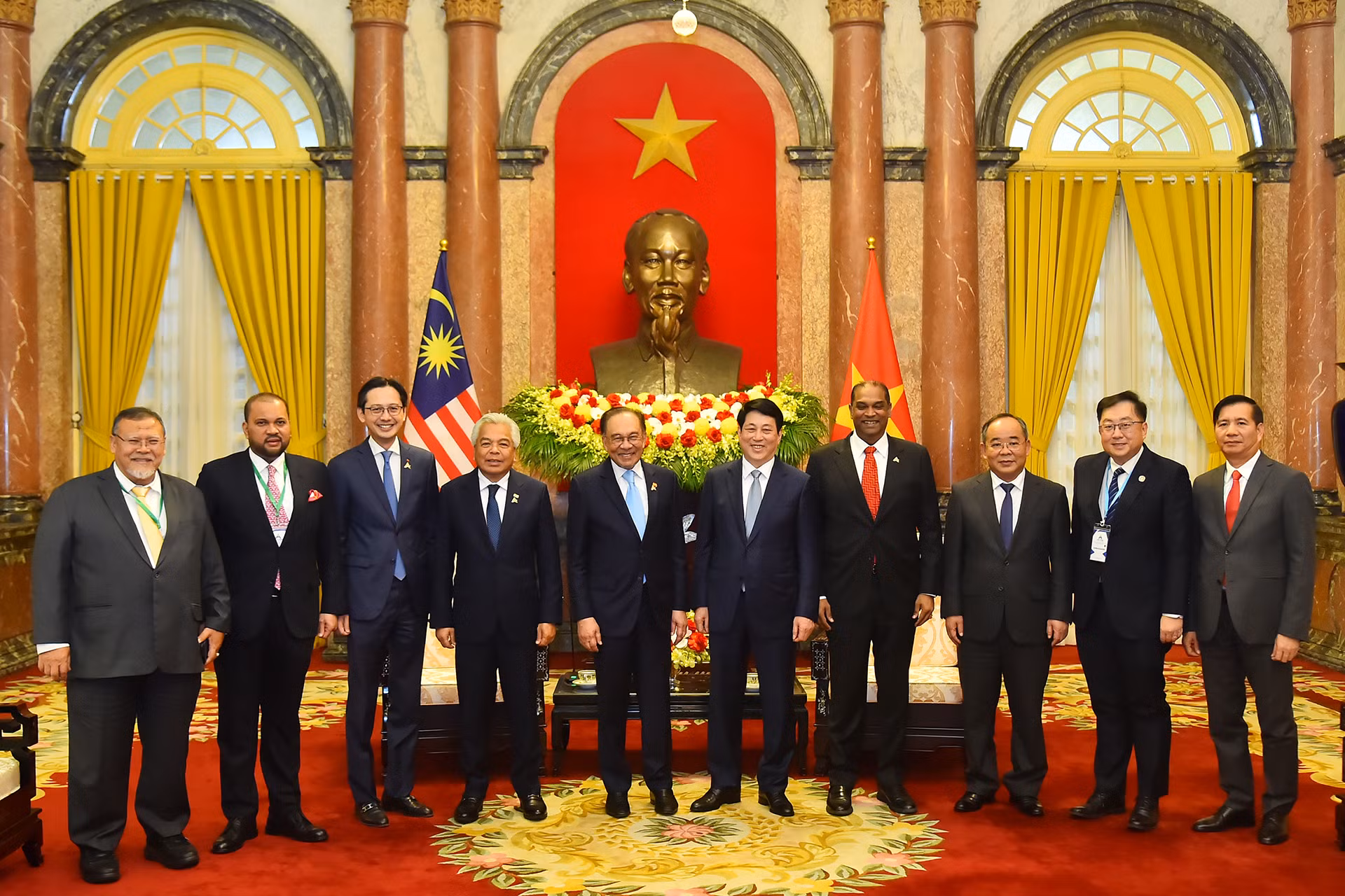 Chủ tịch nước Lương Cường, Thủ tướng Malaysia Anwar Ibrahim cùng các đại biểu tham dự buổi tiếp tại Phủ Chủ tịch.