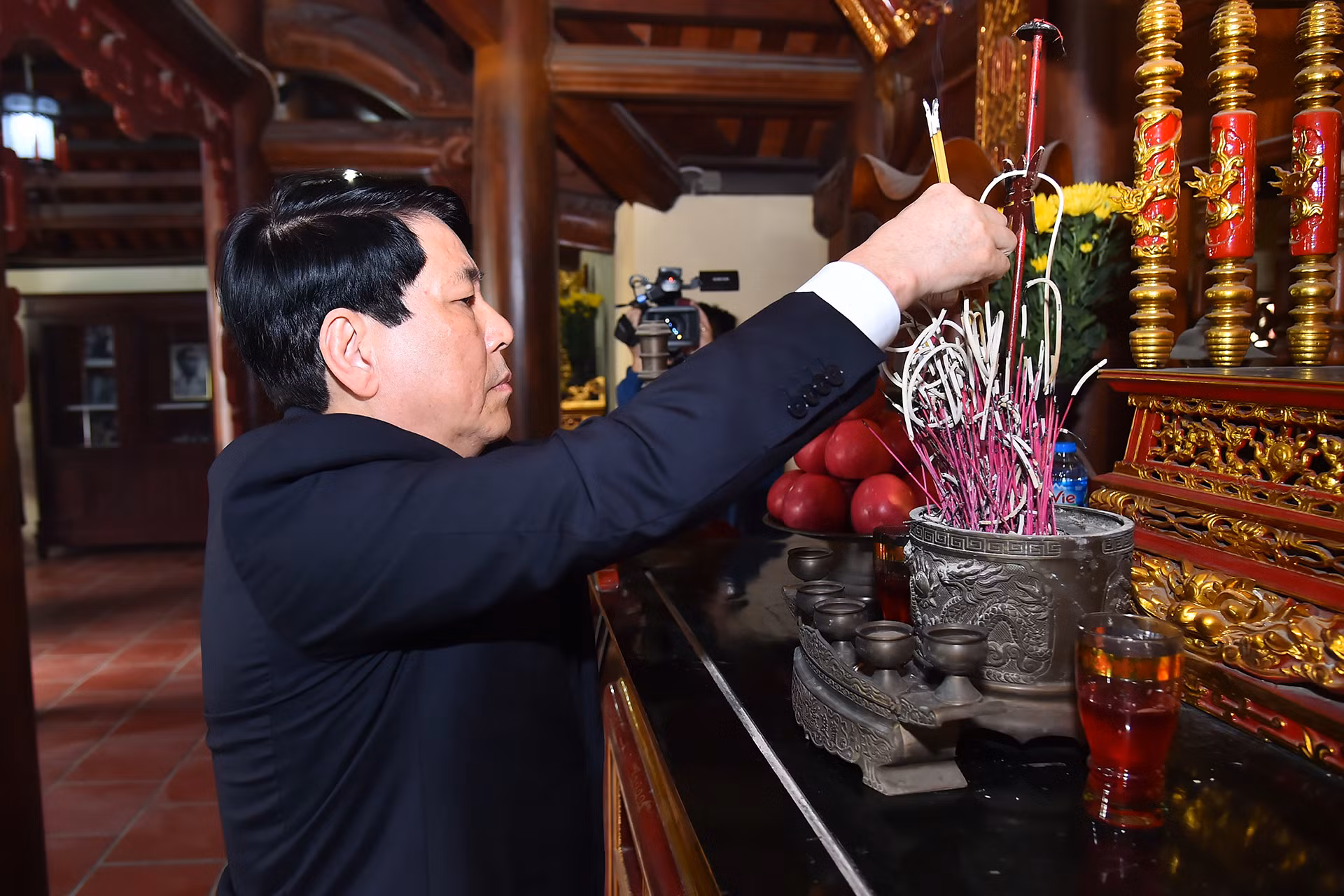 Chủ tịch nước Lương Cường dâng hương tưởng nhớ Trung tướng Nguyễn Bình.