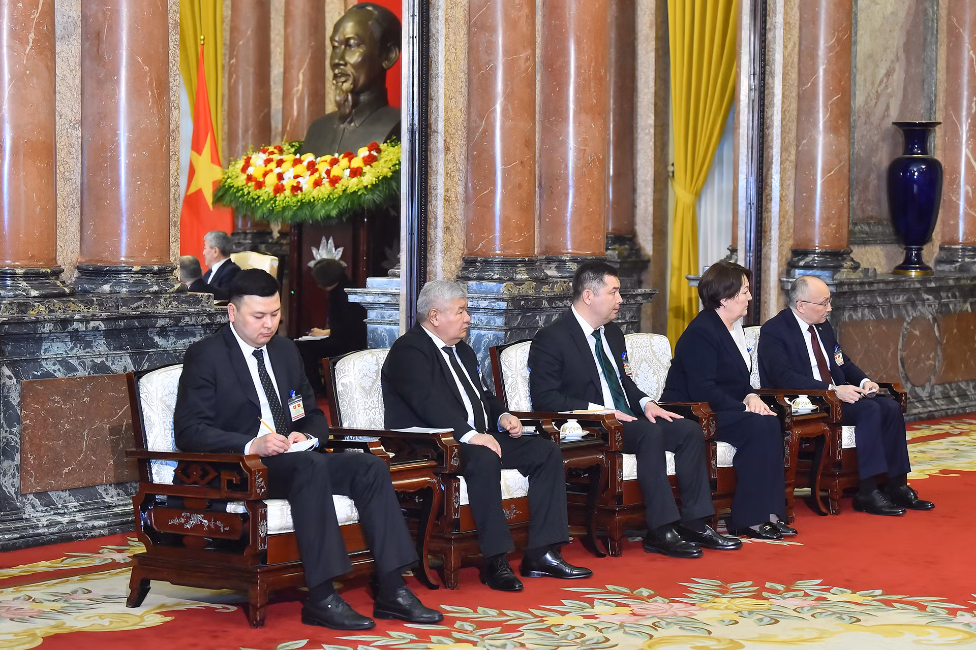 Các đại biểu tháp tùng Thủ tướng Cộng hòa Kyrgyzstan Adylbek Kasymaliev tham dự buổi tiếp.