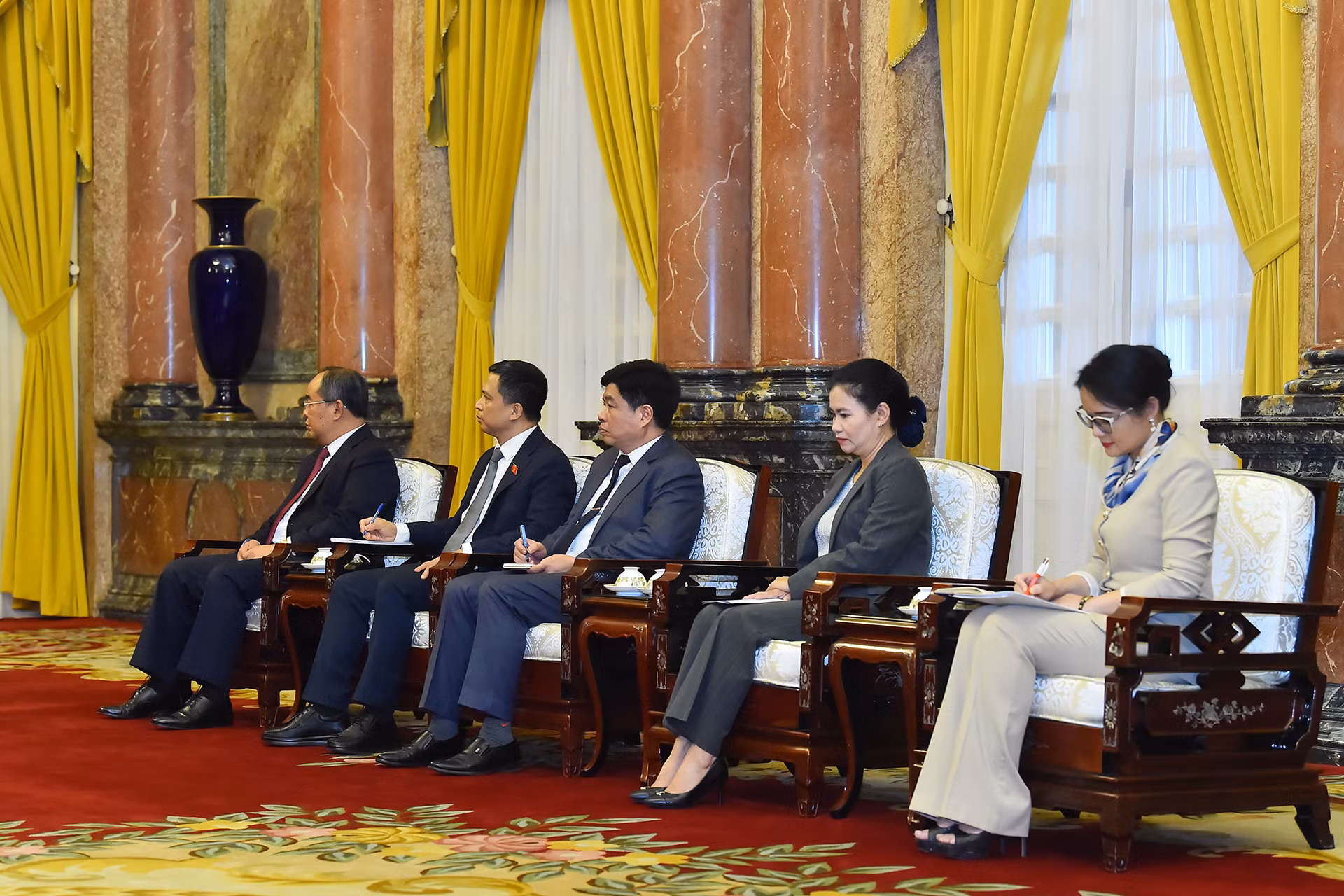 Các thành viên đoàn Việt Nam tham dự buổi tiếp.