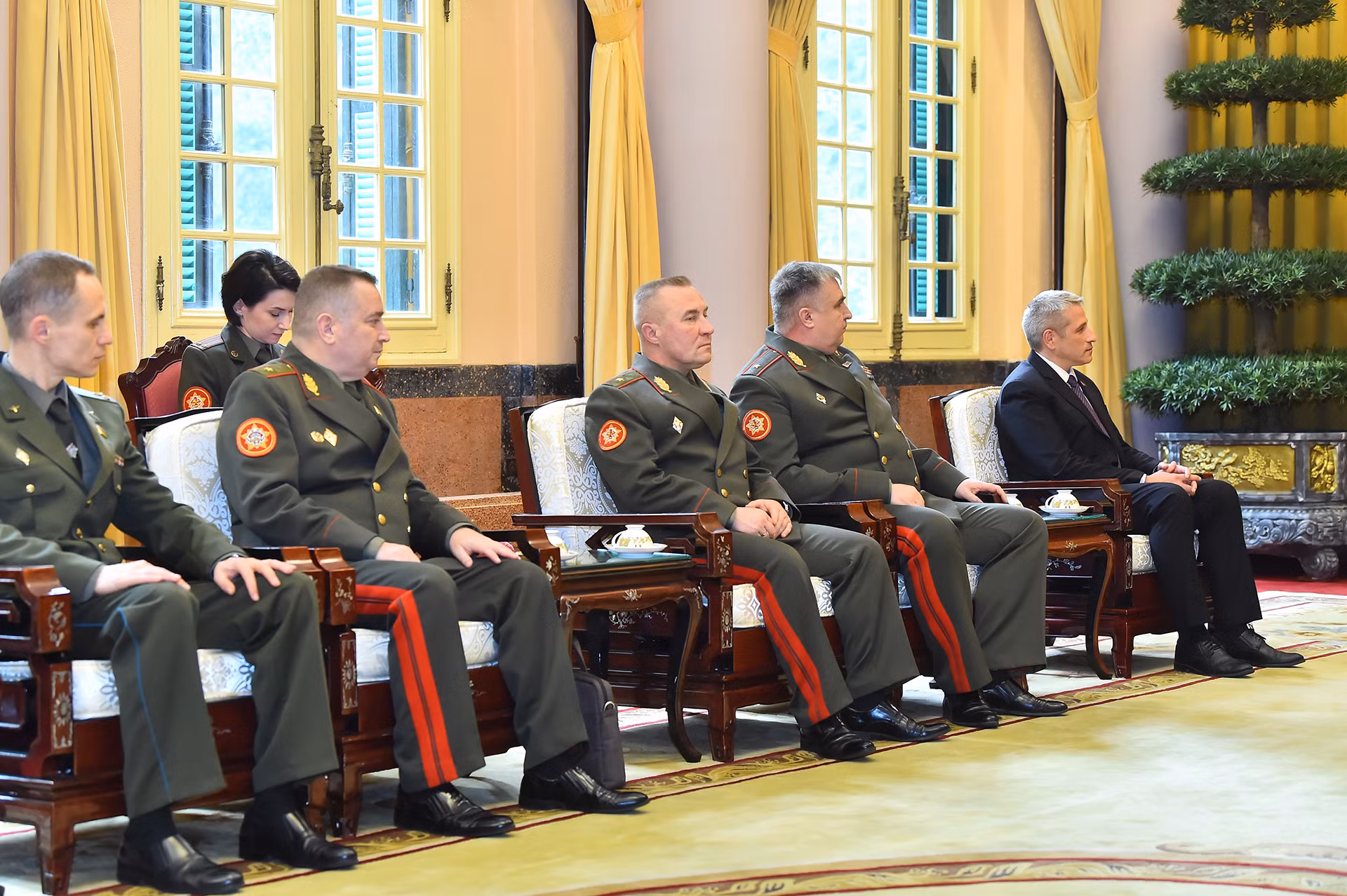 Các đại biểu tháp tùng Bộ trưởng Quốc phòng Belarus Khrenin Viktor Gennadievich tại buổi tiếp. Các đại biểu tháp tùng Bộ trưởng Quốc phòng Belarus Khrenin Viktor Gennadievich tại buổi tiếp.