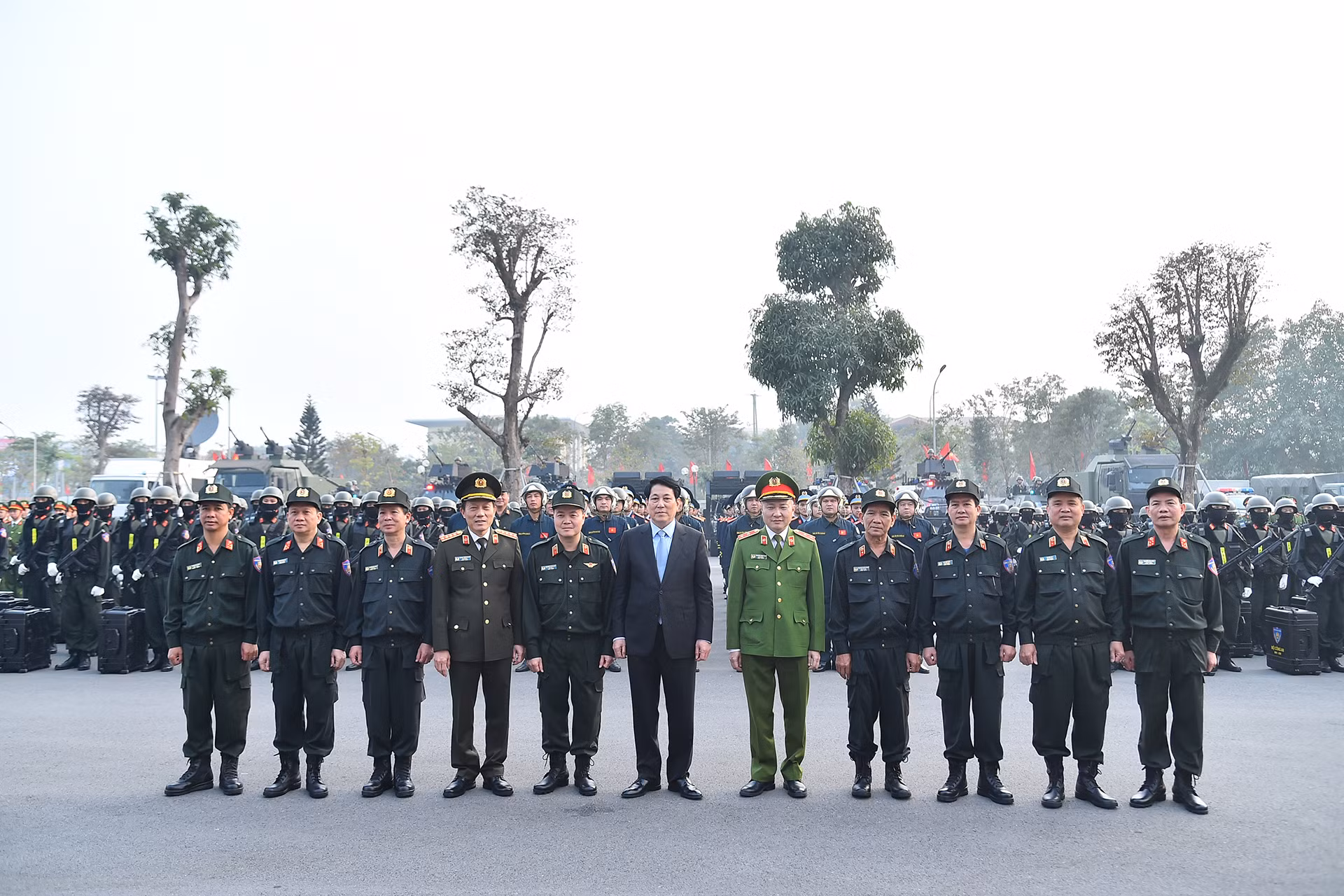 Chủ tịch nước Lương Cường, Bộ trưởng Công an Lương Tam Quang cùng các đồng chí lãnh đạo Bộ Công an, Bộ Tư lệnh Cảnh sát cơ động tại buổi lễ. Chủ tịch nước Lương Cường, Bộ trưởng Công an Lương Tam Quang cùng các đồng chí lãnh đạo Bộ Công an, Bộ Tư lệnh Cảnh sát cơ động tại buổi lễ.