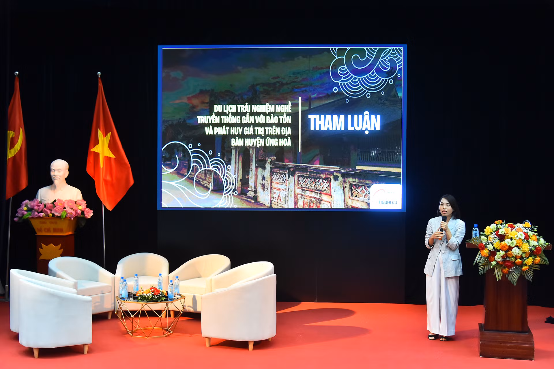 Bà Lê Thị Tuyến - Đại diện cho phòng Văn hóa và Thông tin huyện Ứng Hoà trình bày tham luận với chủ đề “Ứng Hoà- Điểm đến du lịch mới của Thủ đô”. Bà Lê Thị Tuyến - Đại diện cho phòng Văn hóa và Thông tin huyện Ứng Hoà trình bày tham luận với chủ đề “Ứng Hoà- Điểm đến du lịch mới của Thủ đô”.