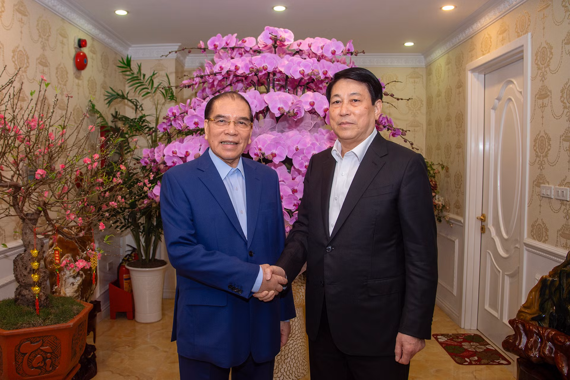 Chủ tịch nước Lương Cường thăm, chúc Tết nguyên Tổng Bí thư Nông Đức Mạnh.