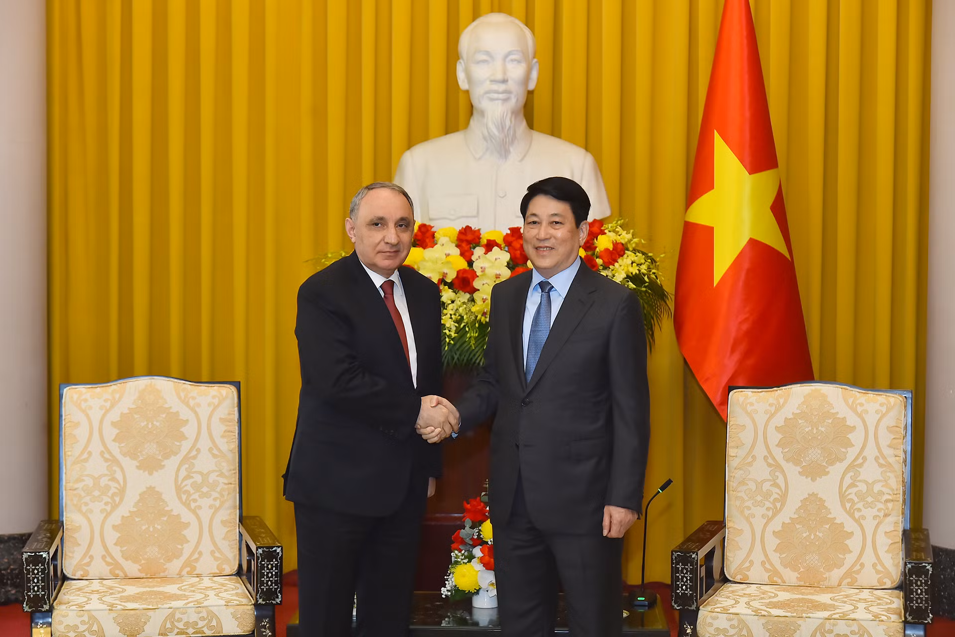 Chủ tịch nước Lương Cường và Viện trưởng Viện Kiểm sát Tối cao Azerbaijan Kamran Bayram Aliyev tại buổi tiếp. Chủ tịch nước Lương Cường và Viện trưởng Viện Kiểm sát Tối cao Azerbaijan Kamran Bayram Aliyev tại buổi tiếp.