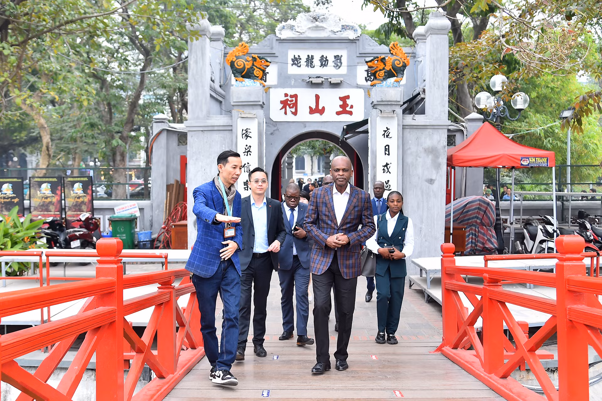 Bộ trưởng Ngoại giao Togo Robert Dussey tới thăm Di tích Quốc gia đặc biệt đền Ngọc Sơn.