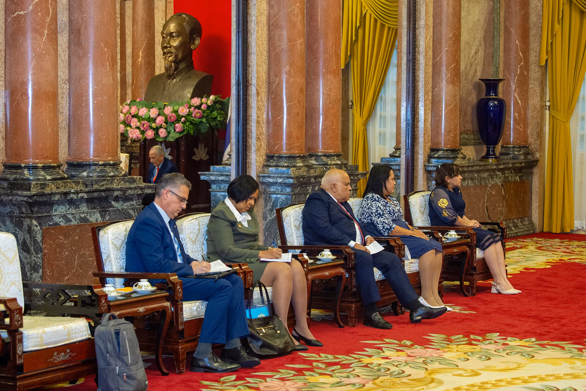 Các đại biểu tháp tùng Chủ tịch Quốc hội Cuba Esteban Lazo Hernandez tại buổi tiếp. Các đại biểu tháp tùng Chủ tịch Quốc hội Cuba Esteban Lazo Hernandez tại buổi tiếp.