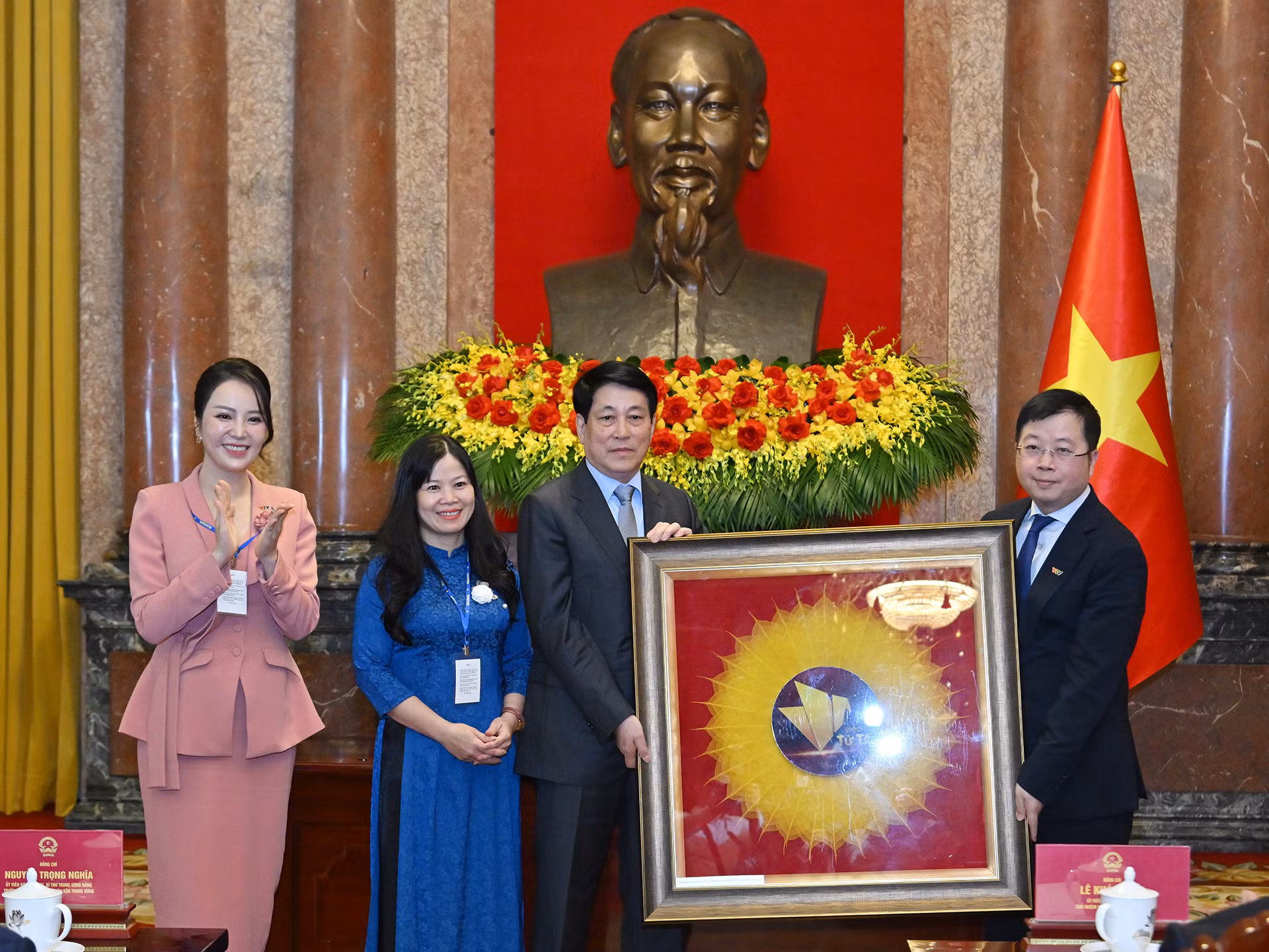Tổng Giám đốc Đài Truyền hình Việt Nam Nguyễn Thanh Lâm cùng ê-kíp Chương trình Việc tử tế trao món quà ý nghĩa, tặng Chủ tịch nước Lương Cường.