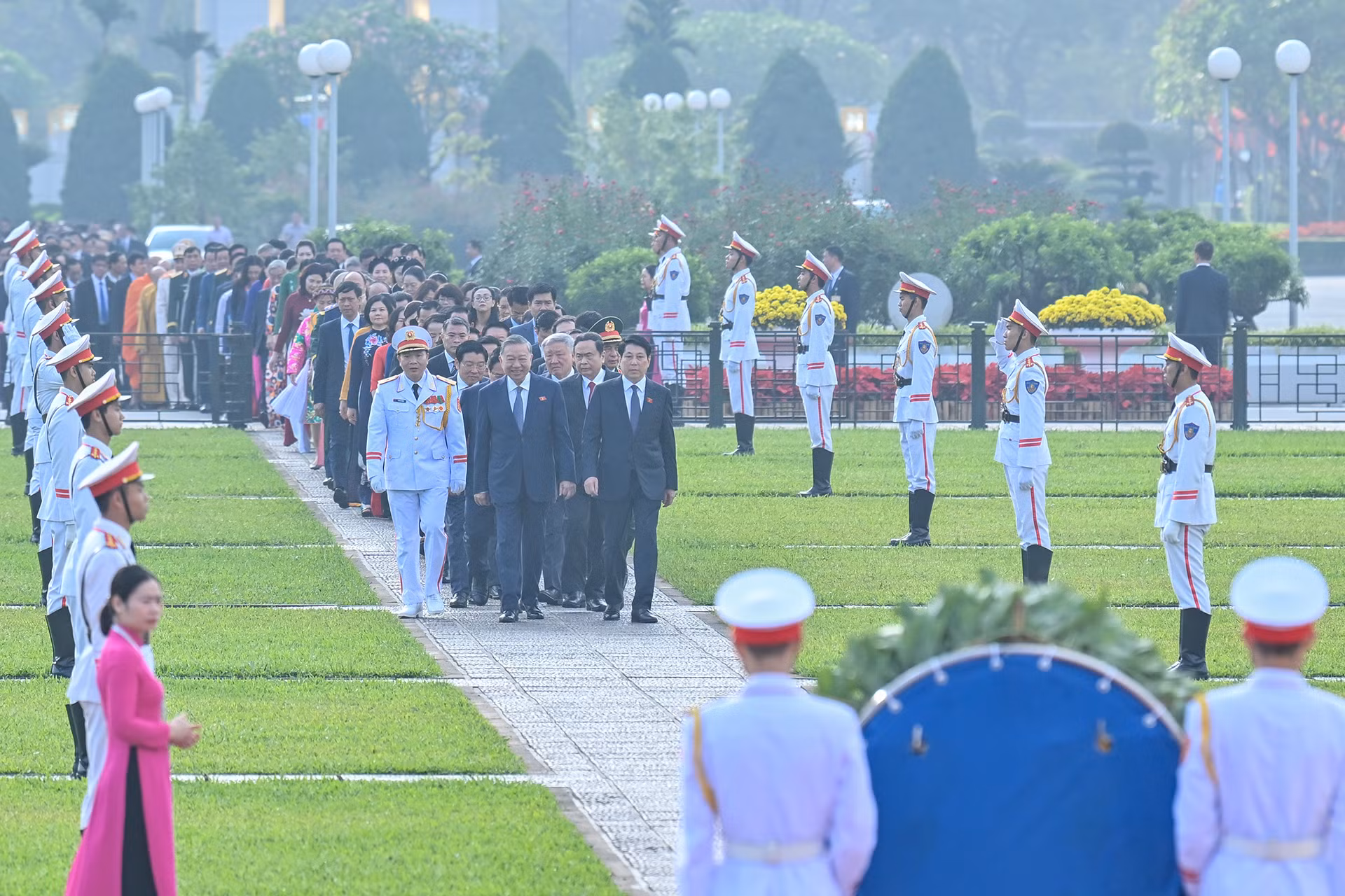 [Ảnh] Các đại biểu Quốc hội vào Lăng viếng Chủ tịch Hồ Chí Minh ảnh 1
