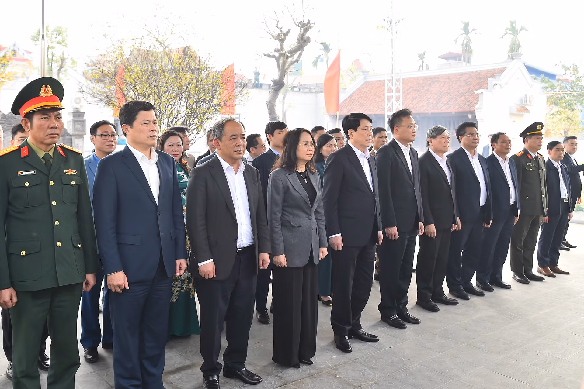 Chủ tịch nước Lương Cường và các đại biểu thành kính tưởng nhớ thân mẫu Chủ tịch Hồ Chí Minh Hoàng Thị Loan.