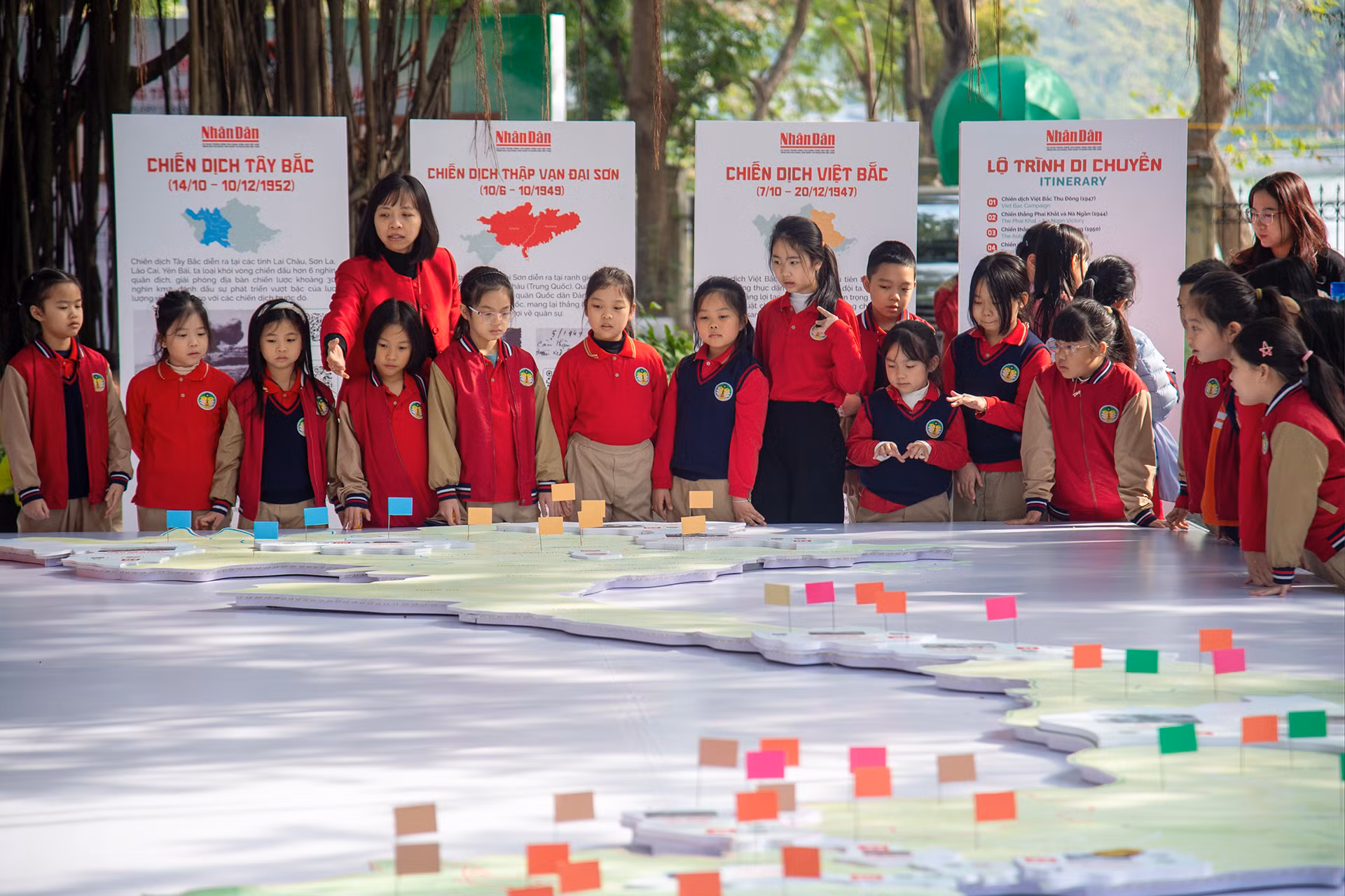 Cô và trò Trường tiểu học Tràng An (quận Hoàn Kiếm) tham quan triển lãm. Cô và trò Trường tiểu học Tràng An (quận Hoàn Kiếm) tham quan triển lãm.
