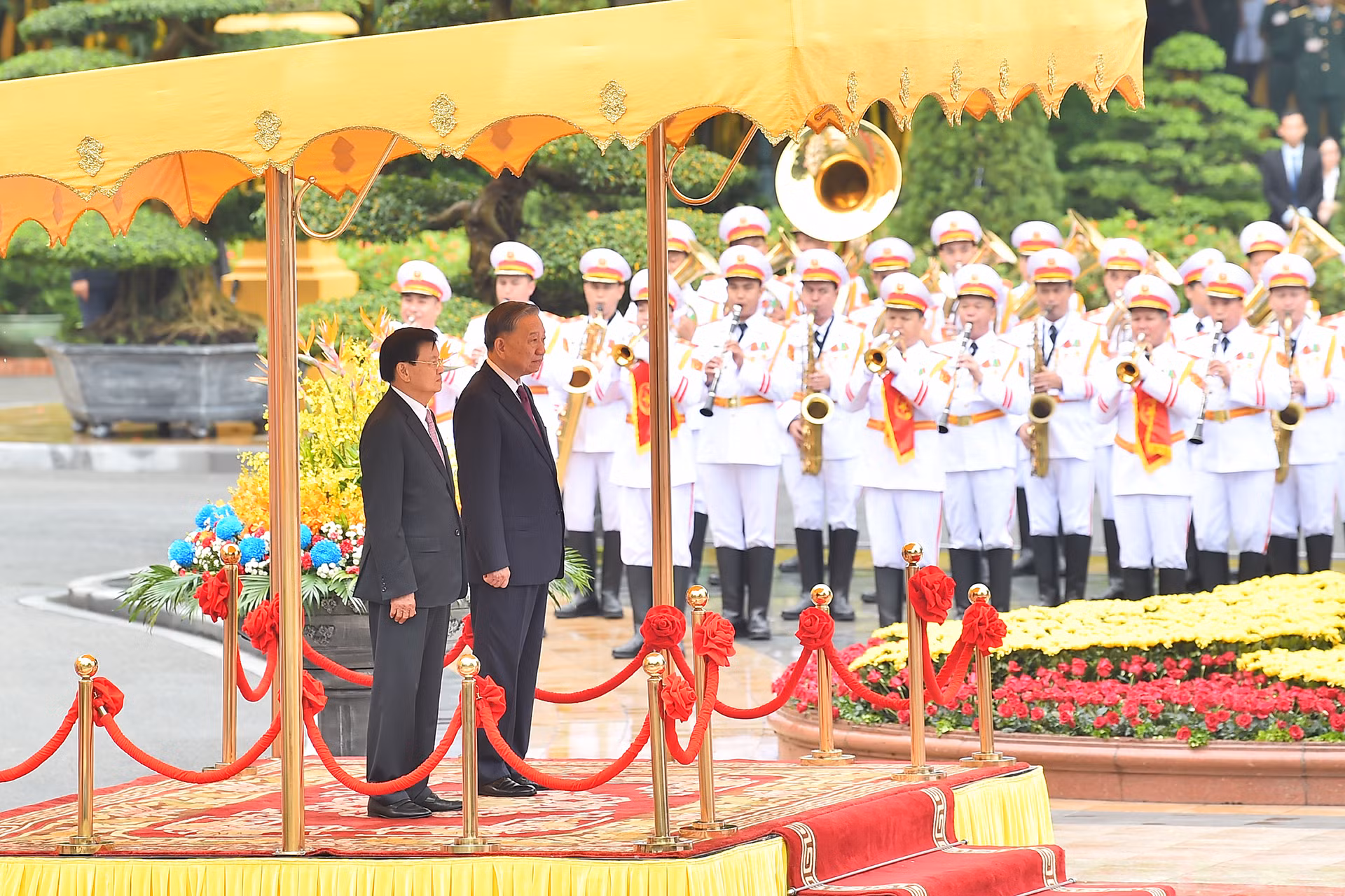 Tổng Bí thư, Chủ tịch nước Tô Lâm và Tổng Bí thư, Chủ tịch nước Lào Thongloun Sisoulith thực hiện nghi lễ cử Quốc thiều hai nước.