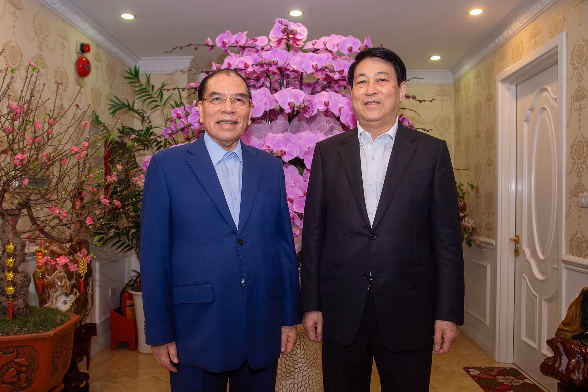 Tiếp sau đó, Chủ tịch nước Lương Cường tới thăm, chúc Tết nguyên Tổng Bí thư Nông Đức Mạnh.