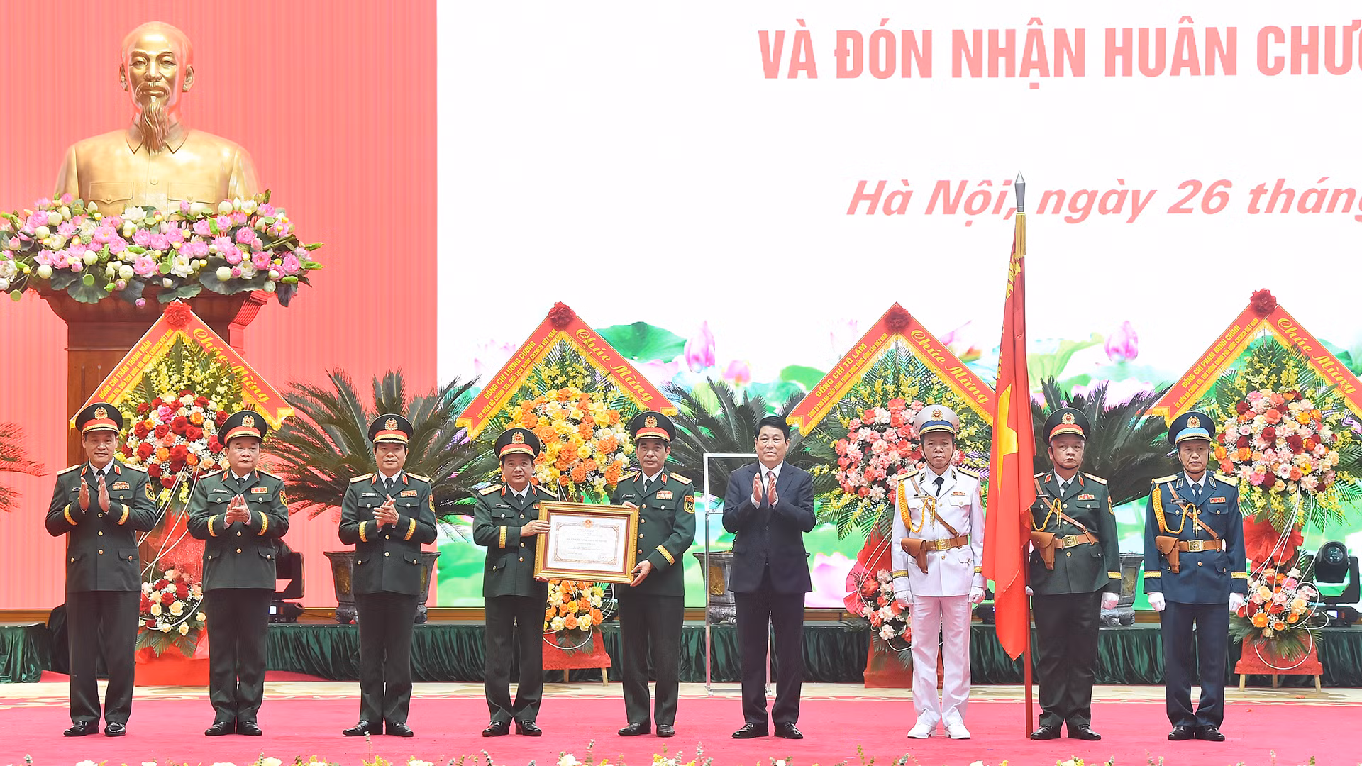 Chủ tịch nước Lương Cường trao Huân chương Hồ Chí Minh tặng lực lượng dân quân tự vệ Việt Nam.