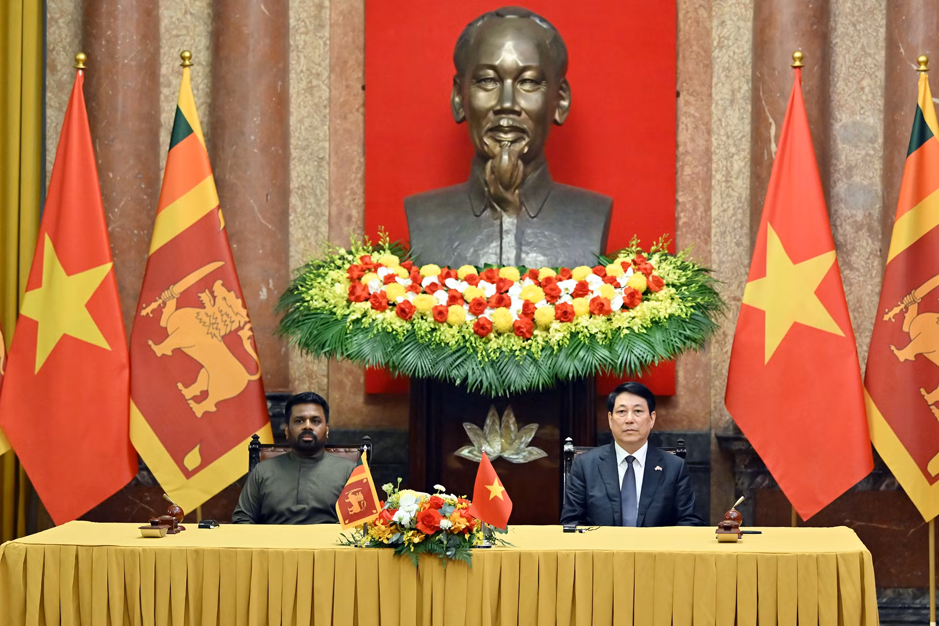 Chủ tịch nước Lương Cường và Tổng thống Sri Lanka Anura Kumara Dissanayaka tại lễ ký văn kiện hợp tác giữa hai nước. Chủ tịch nước Lương Cường và Tổng thống Sri Lanka Anura Kumara Dissanayaka tại lễ ký văn kiện hợp tác giữa hai nước.